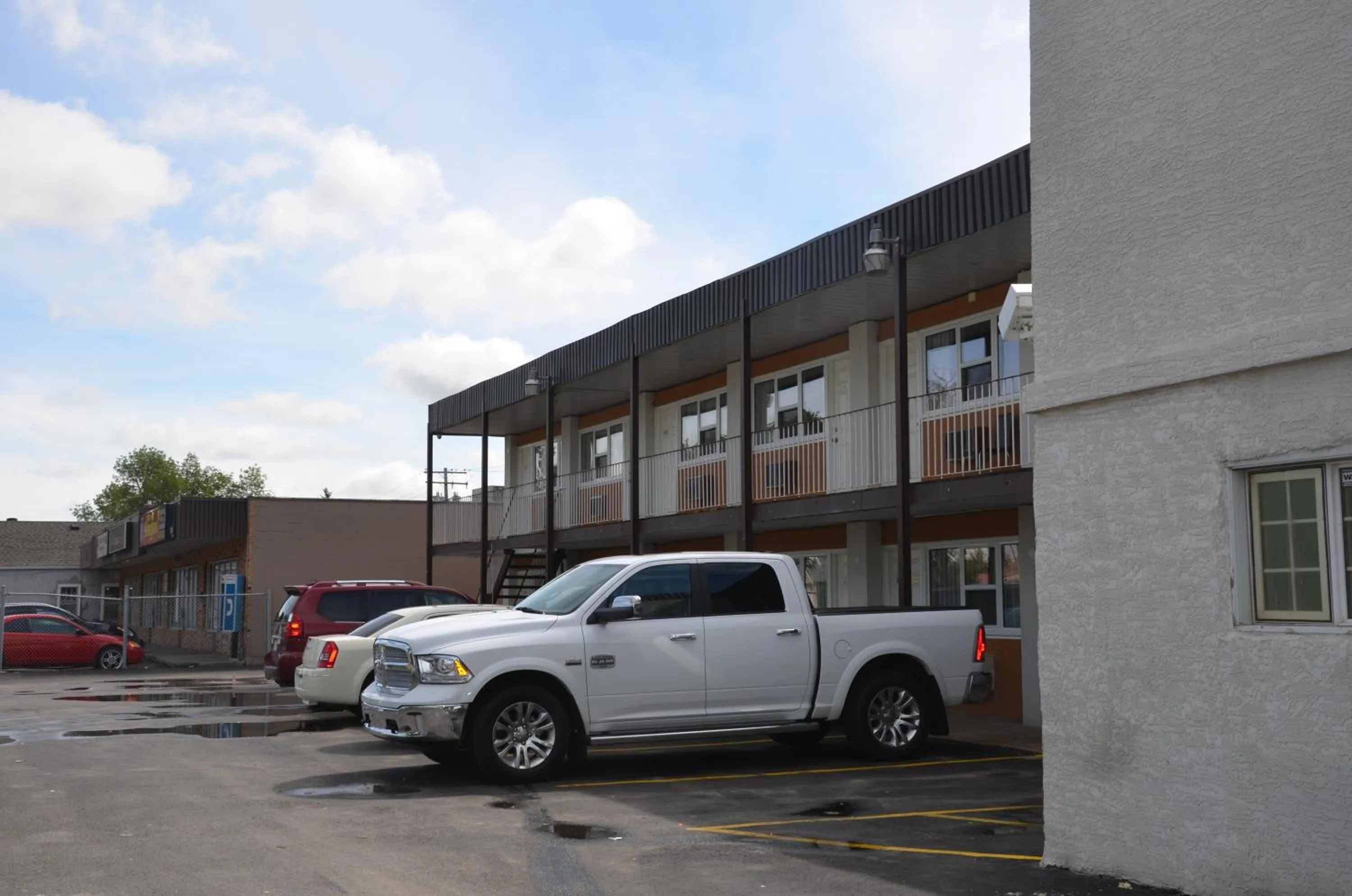 Facade/entrance in Coachman Inn