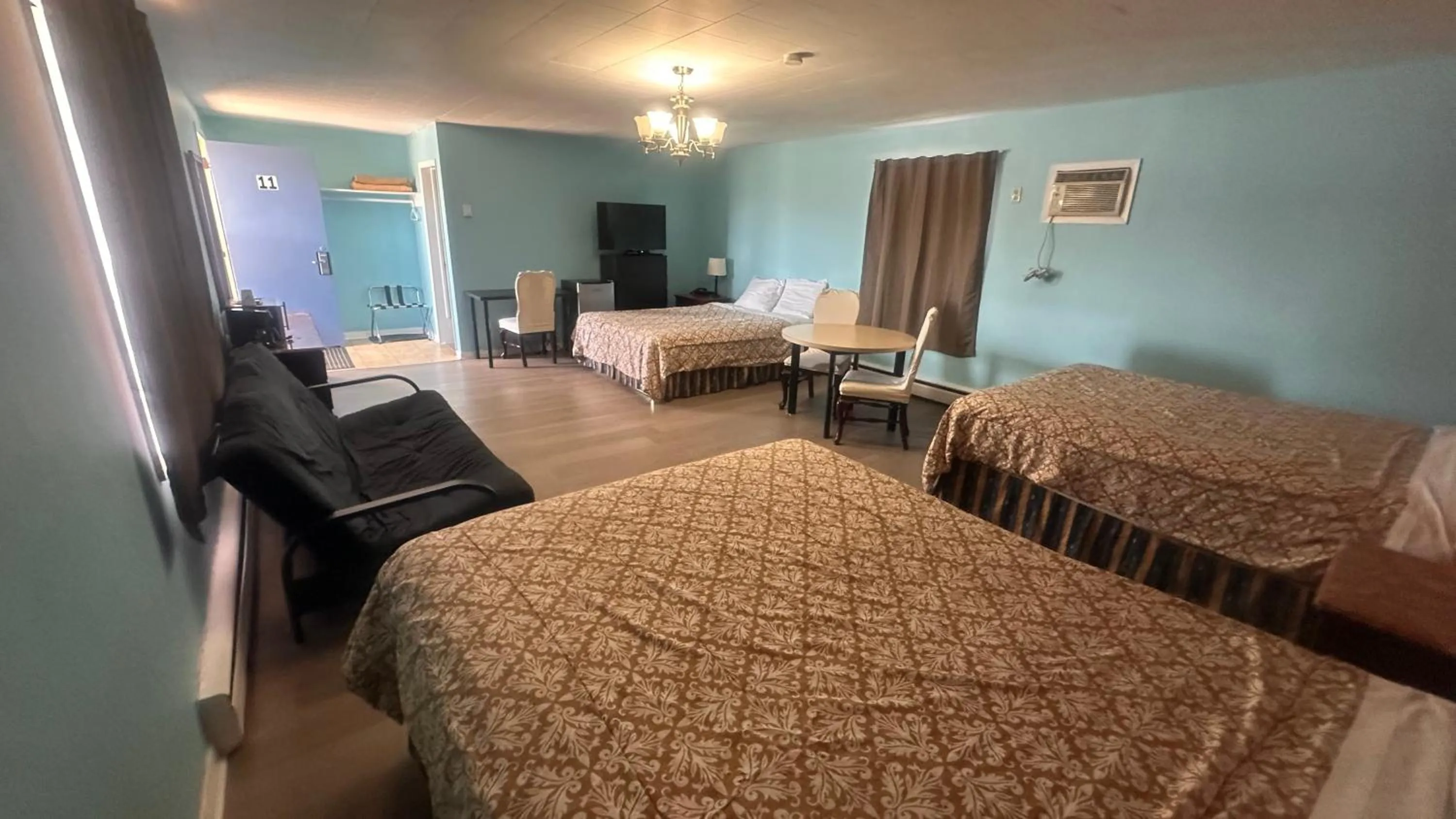 Bed in Colonial Motel