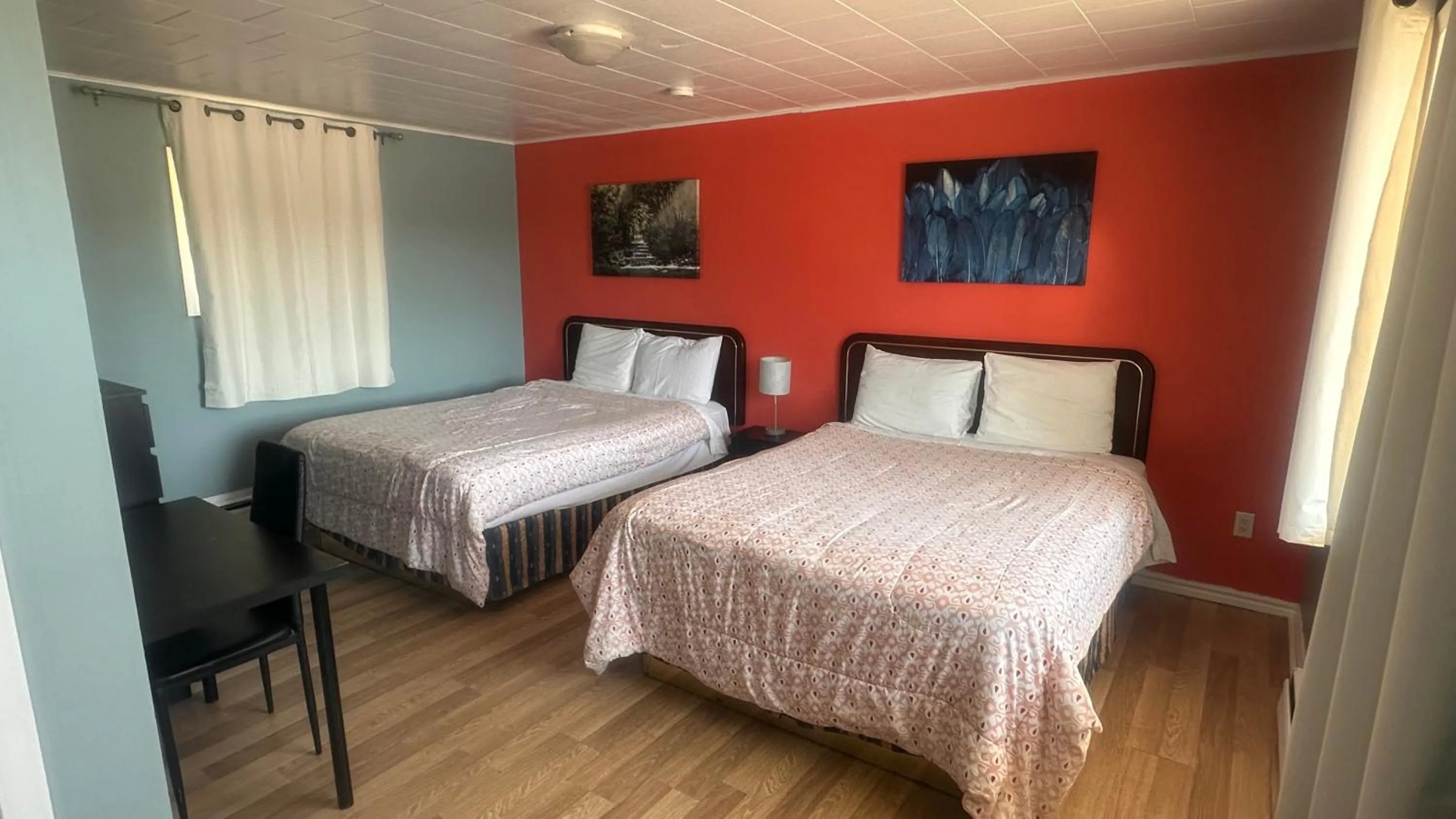 Bed in Colonial Motel