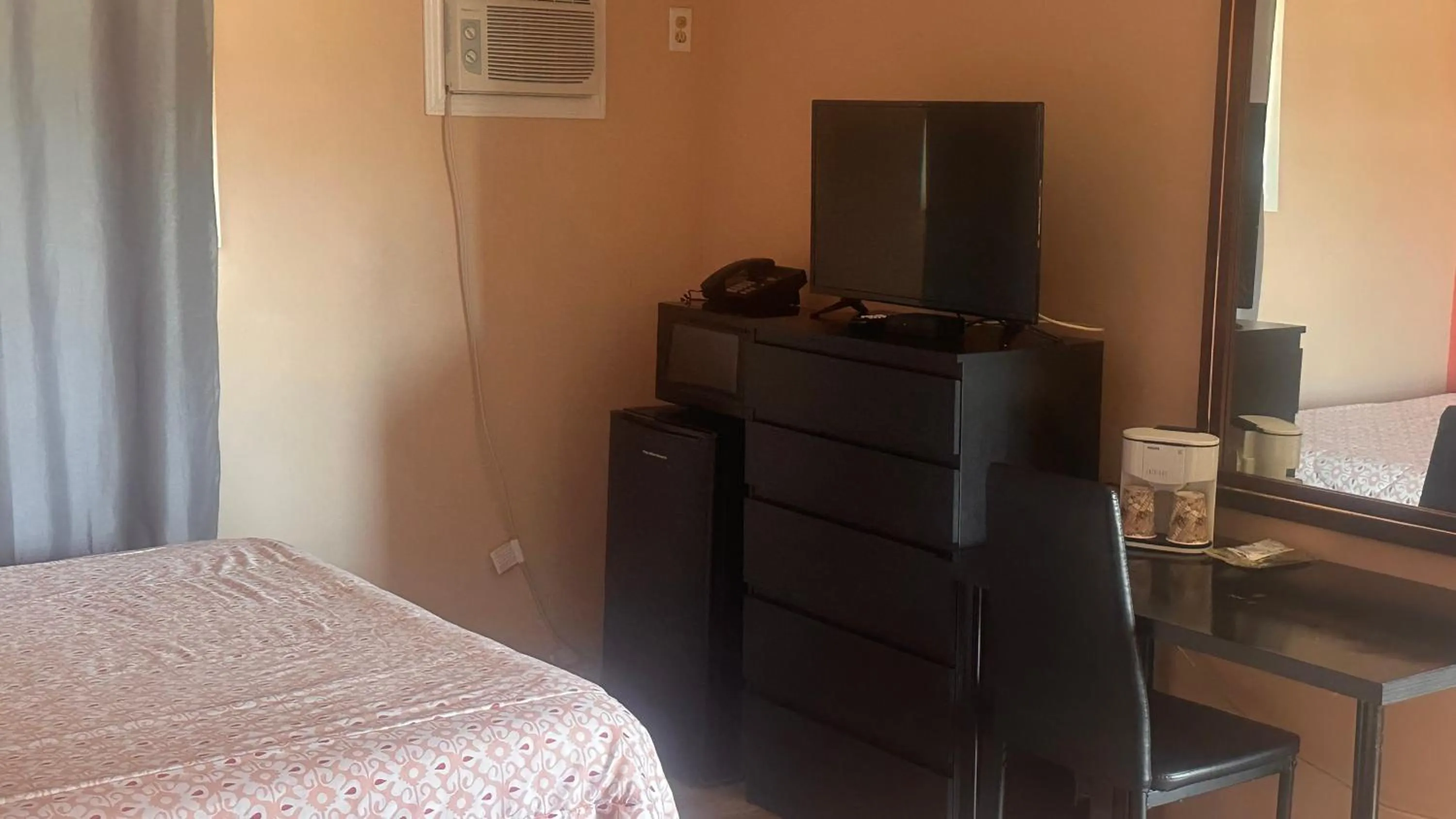 Bed in Colonial Motel