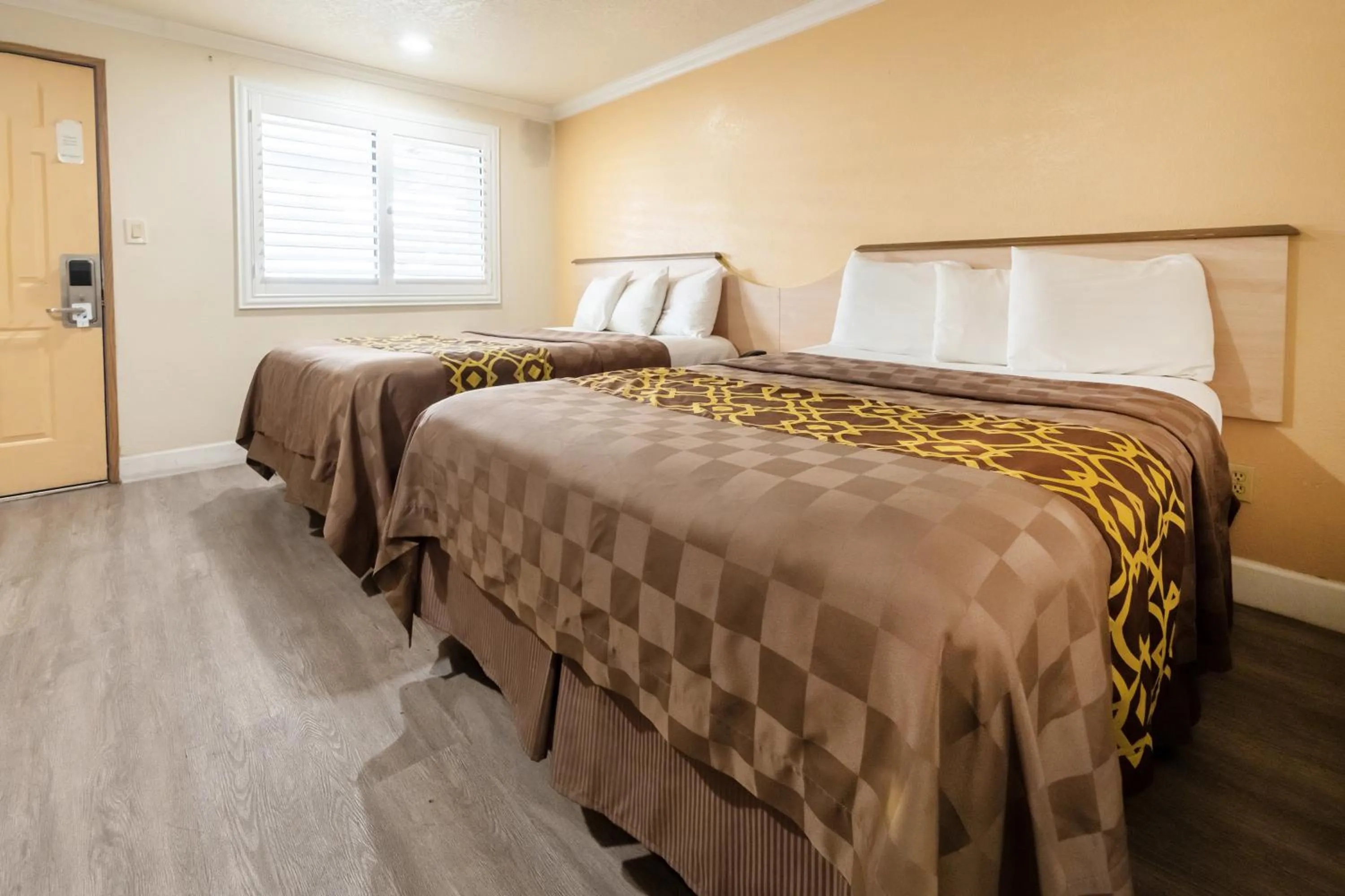 Bedroom, Bed in Budget Inn Corcoran Near Tulare CA 43