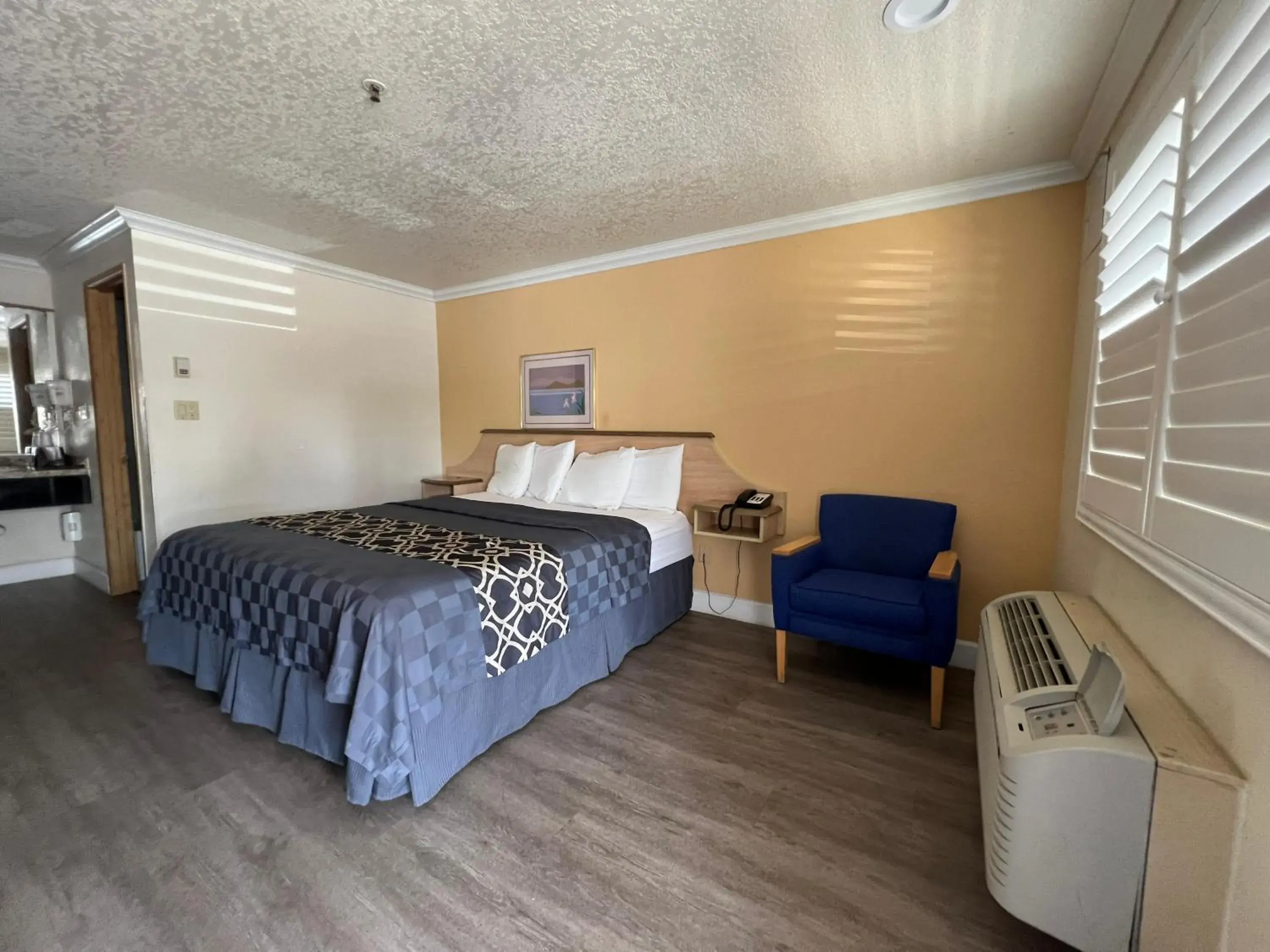 Bedroom, Bed in Budget Inn Corcoran Near Tulare CA 43 Bedroom, Bed in Budget Inn Corcoran Near Tulare CA 43