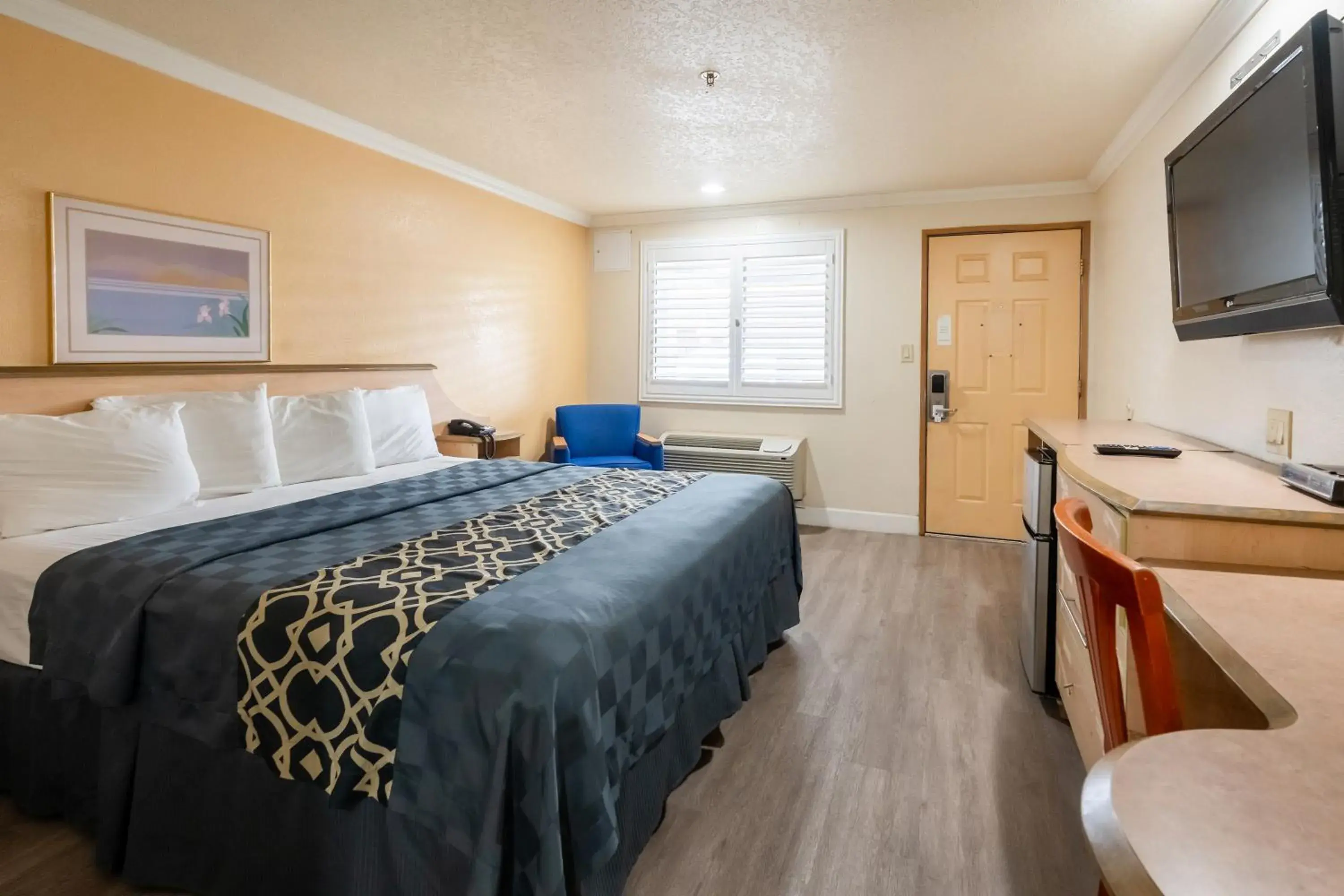 Bedroom, Bed in Budget Inn Corcoran Near Tulare CA 43 Bedroom, Bed in Budget Inn Corcoran Near Tulare CA 43