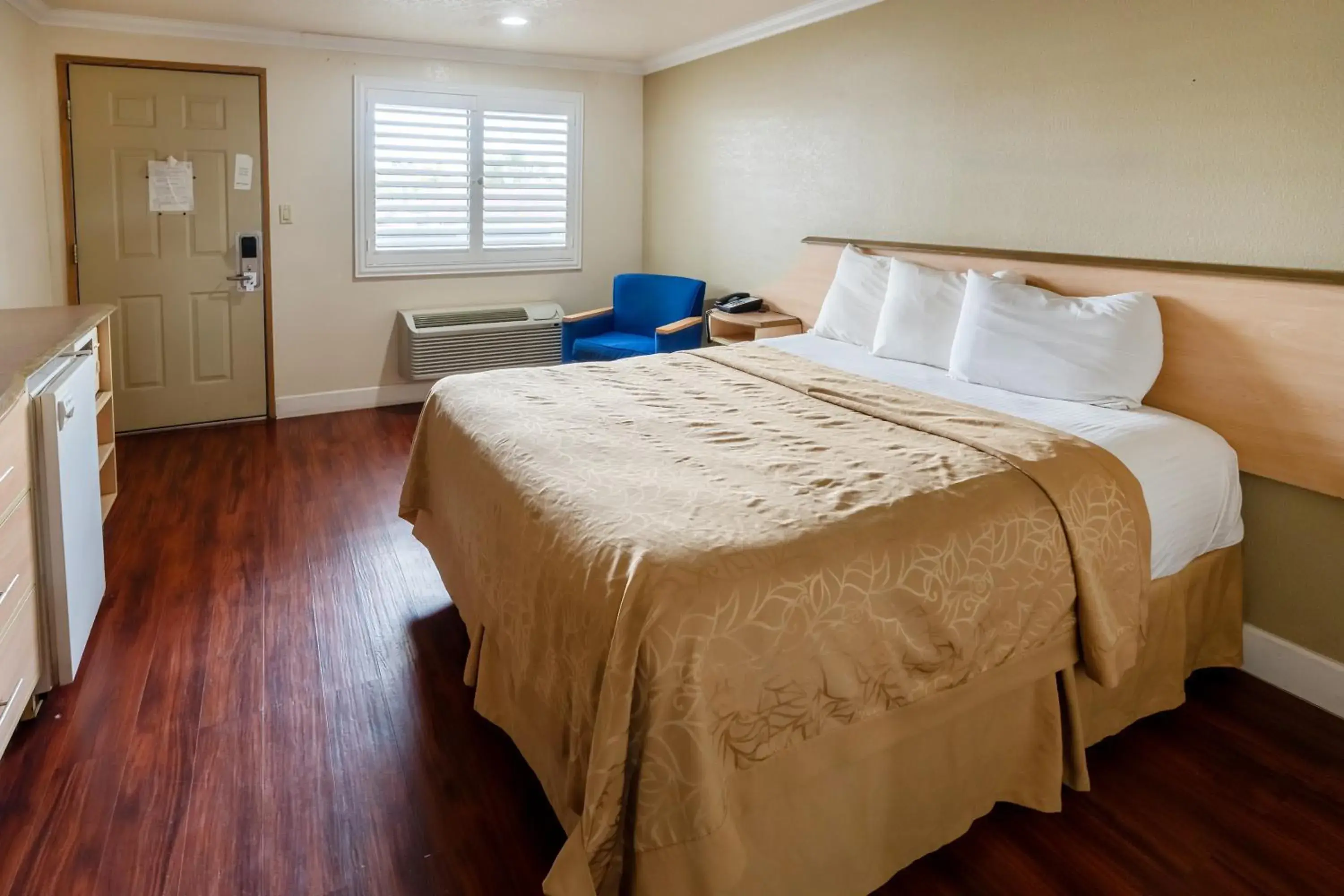 Bedroom, Bed in Budget Inn Corcoran Near Tulare CA 43 Bedroom, Bed in Budget Inn Corcoran Near Tulare CA 43