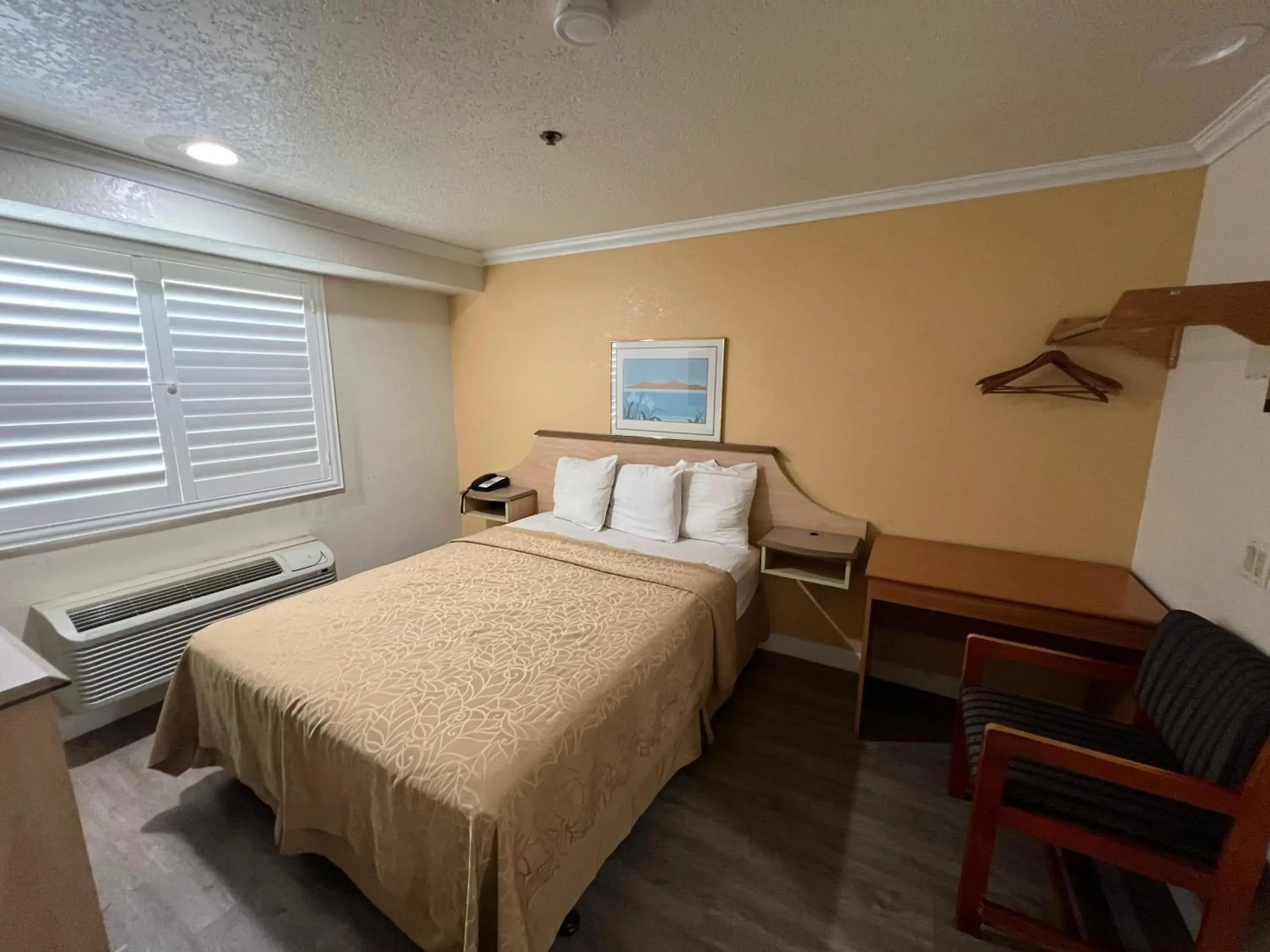 Bedroom, Bed in Budget Inn Corcoran Near Tulare CA 43 Bedroom, Bed in Budget Inn Corcoran Near Tulare CA 43