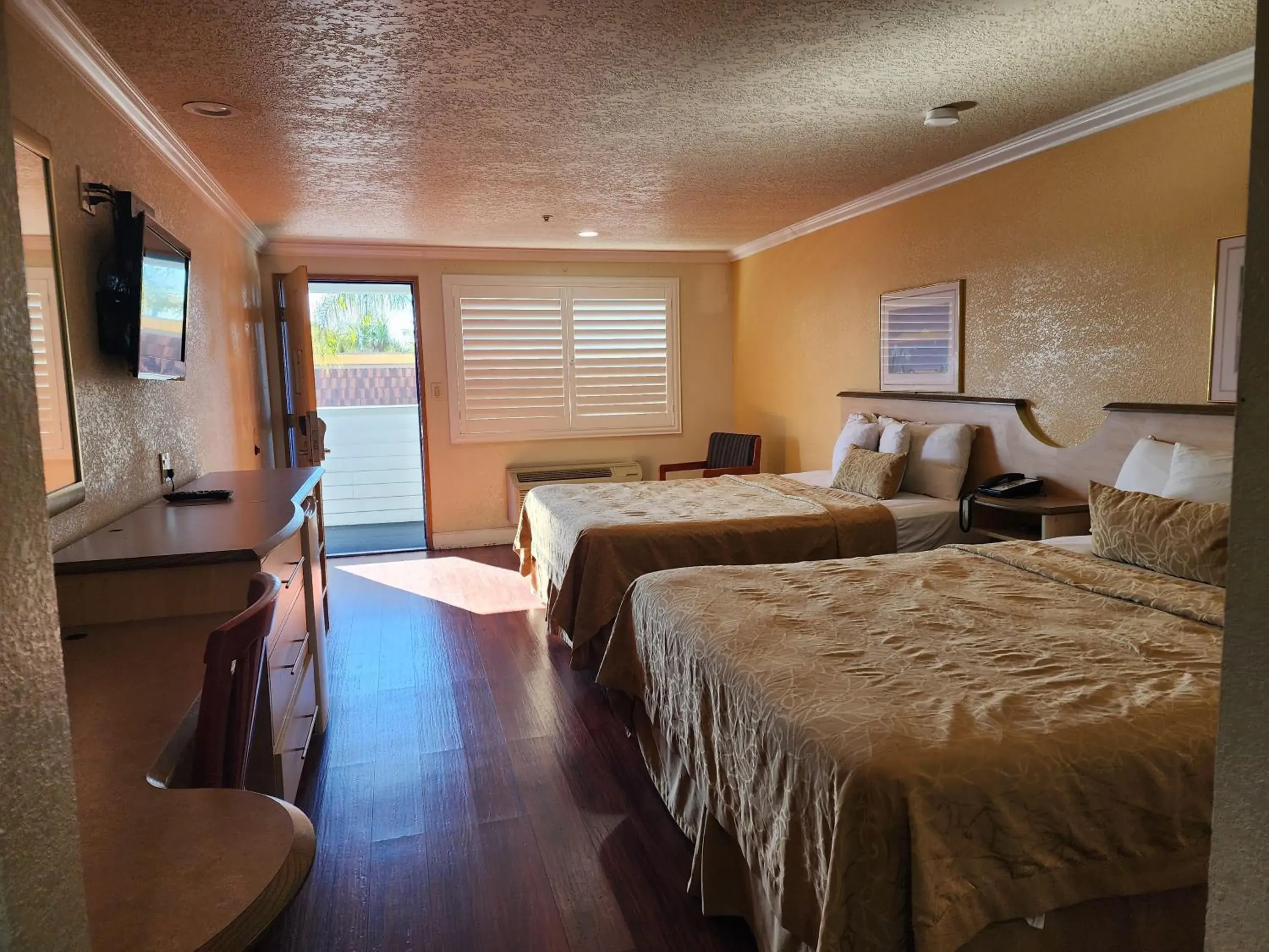 Bedroom, Bed in Budget Inn Bedroom, Bed in Budget Inn