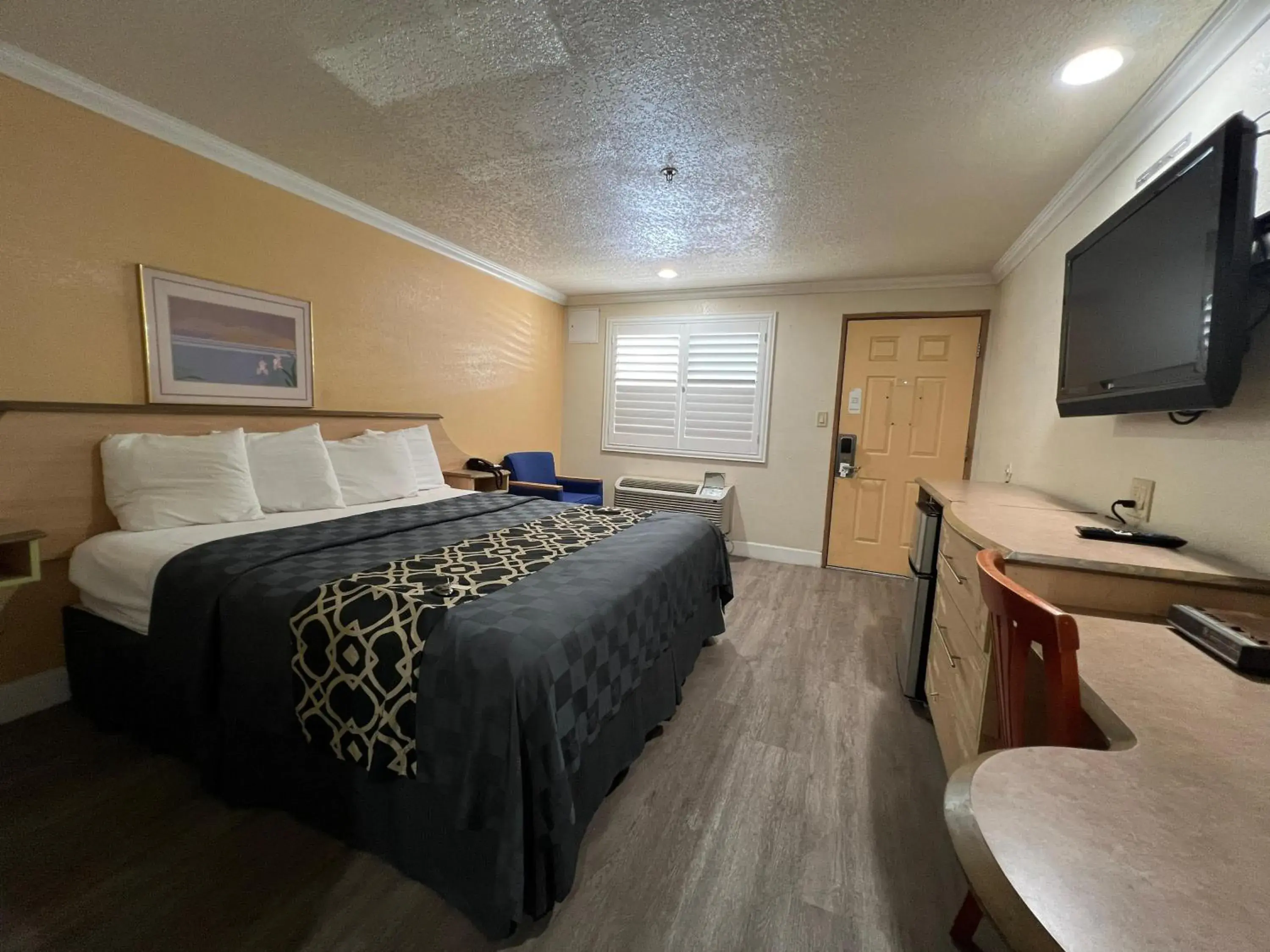 Bedroom, Bed in Budget Inn Corcoran Near Tulare CA 43 Bedroom, Bed in Budget Inn Corcoran Near Tulare CA 43