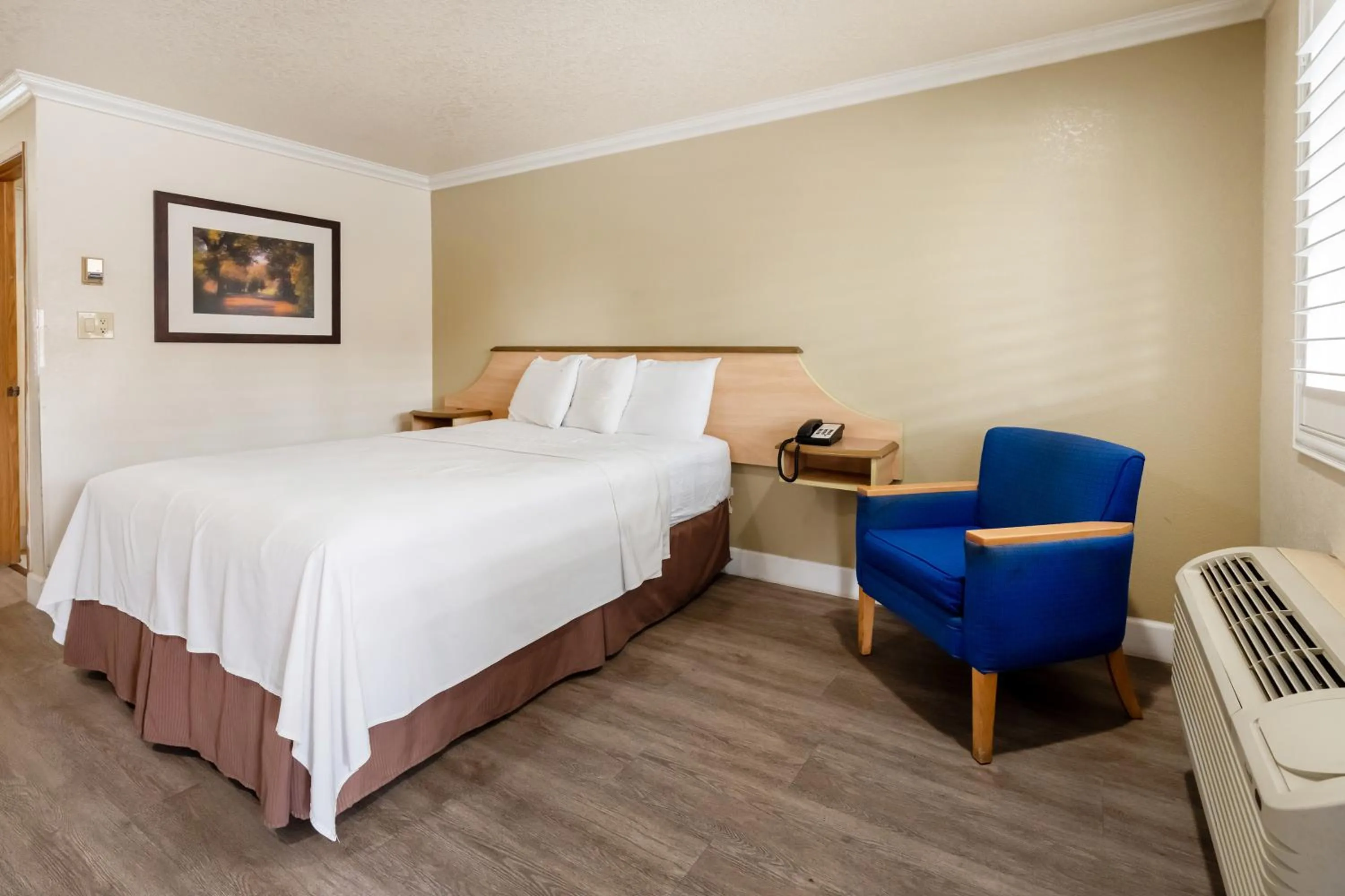 Bedroom, Bed in Budget Inn Corcoran Near Tulare CA 43