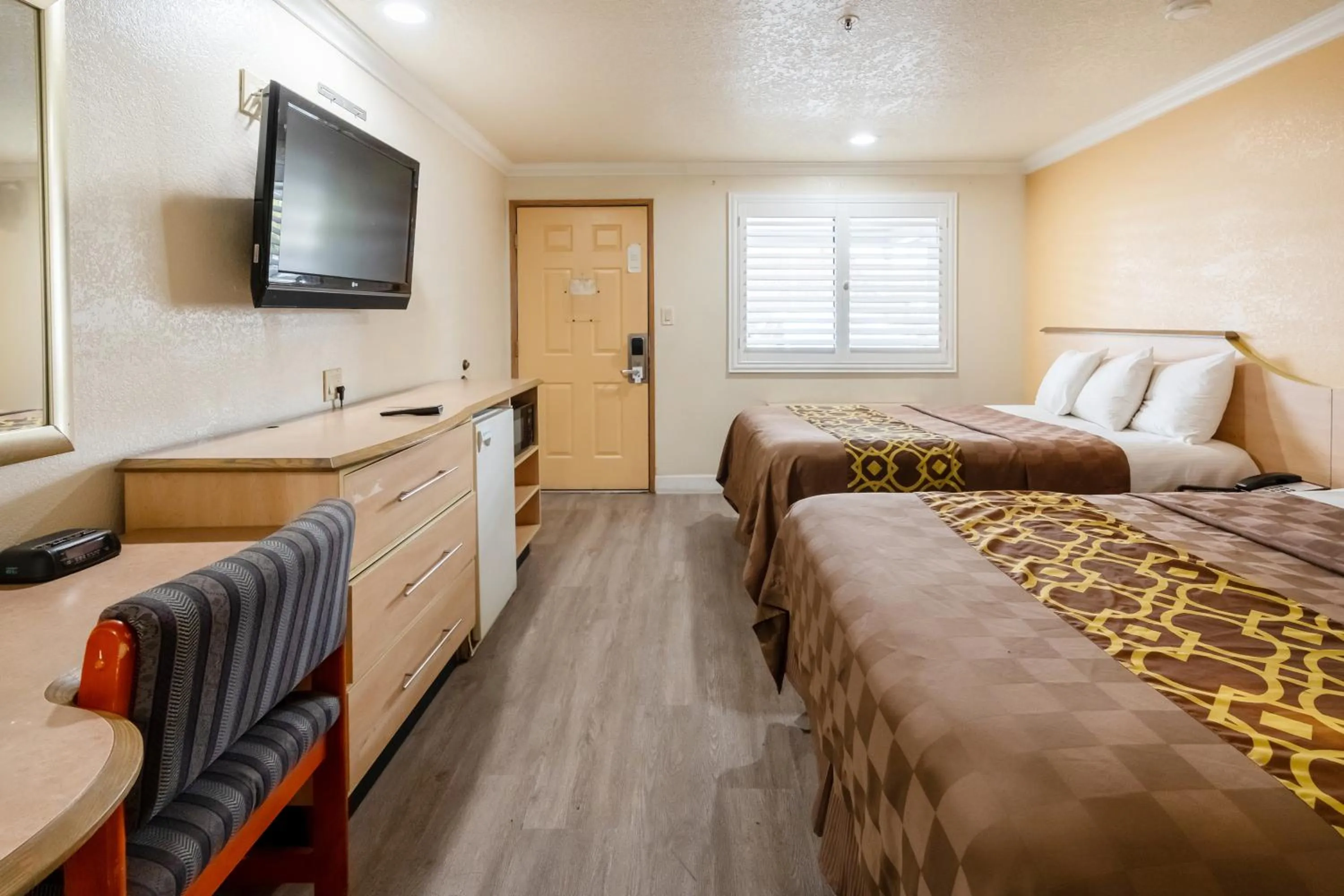 Bedroom, Bed in Budget Inn Corcoran Near Tulare CA 43