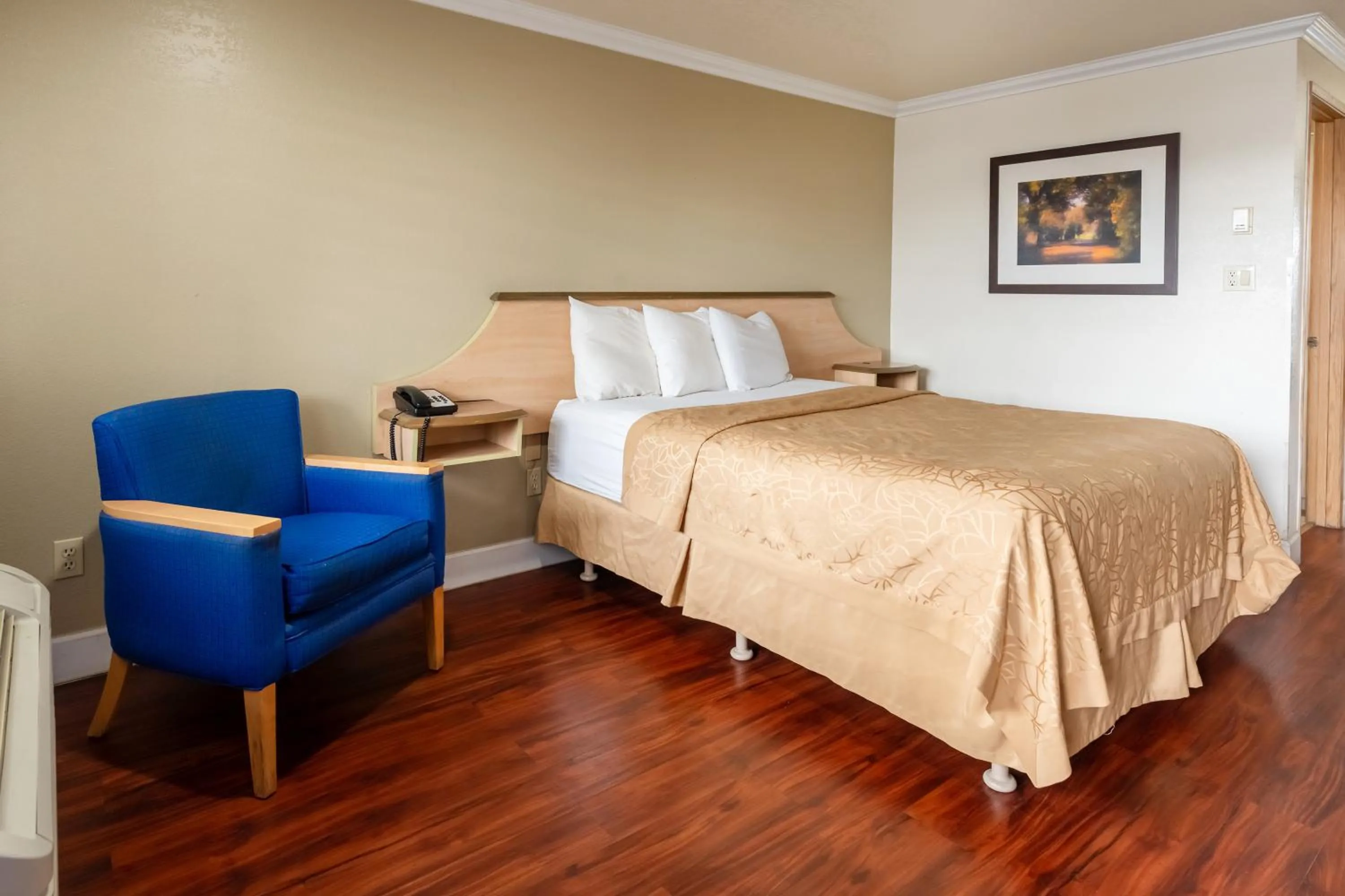 Bedroom, Bed in Budget Inn Corcoran Near Tulare CA 43