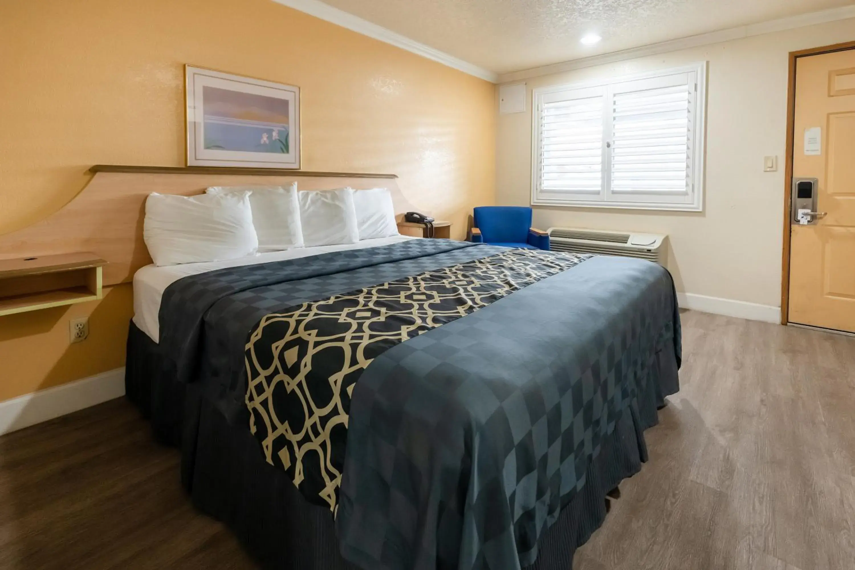 Bedroom, Bed in Budget Inn Corcoran Near Tulare CA 43 Bedroom, Bed in Budget Inn Corcoran Near Tulare CA 43