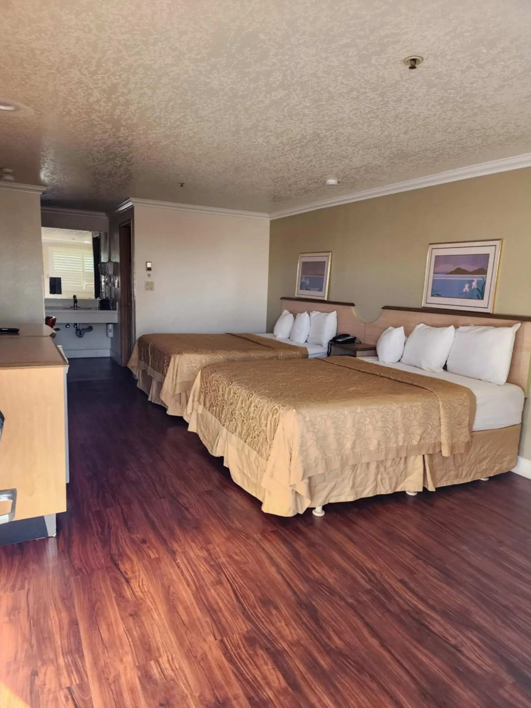 Bedroom, Bed in Budget Inn Bedroom, Bed in Budget Inn