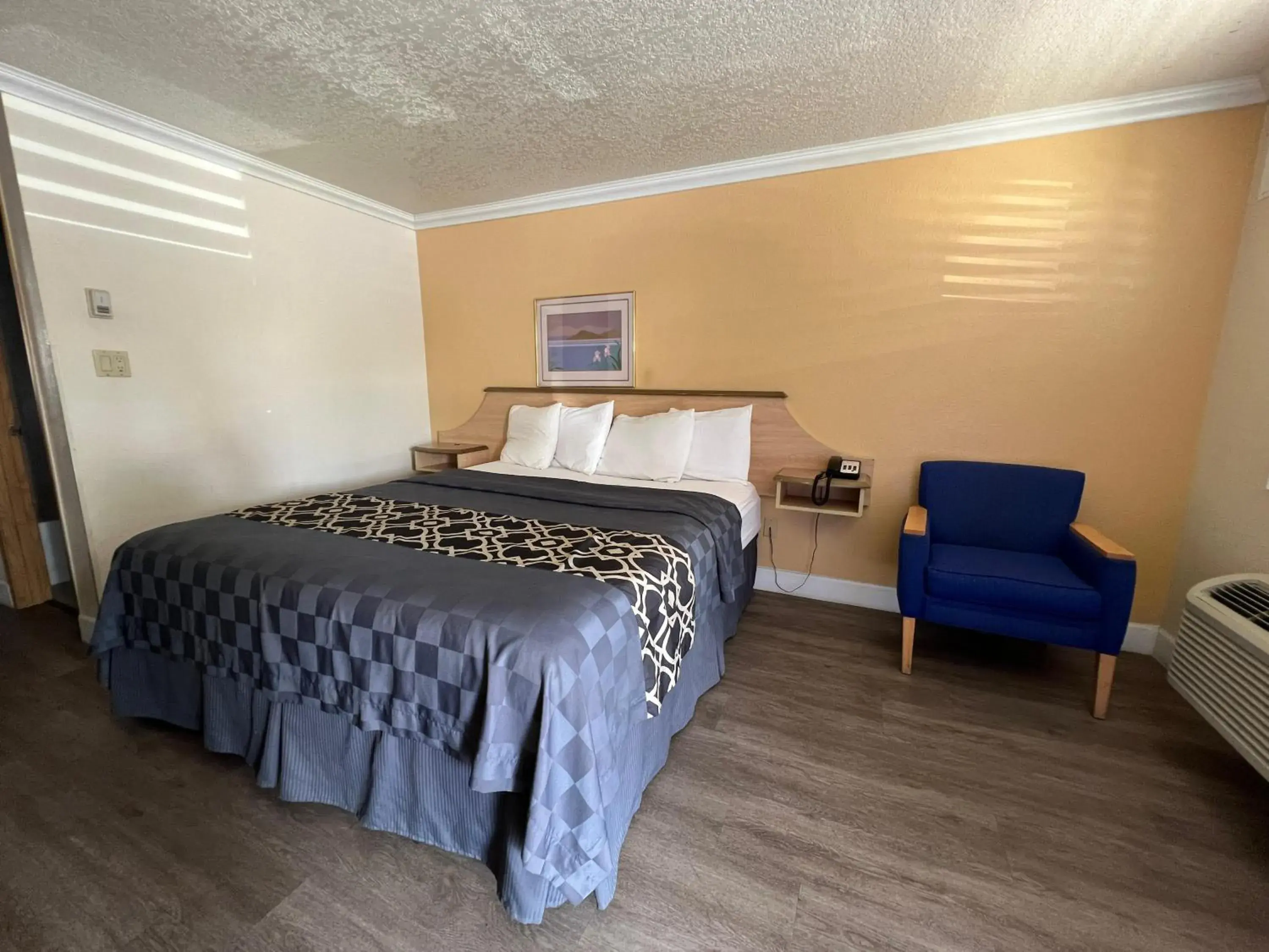 Bedroom, Bed in Budget Inn Corcoran Near Tulare CA 43 Bedroom, Bed in Budget Inn Corcoran Near Tulare CA 43