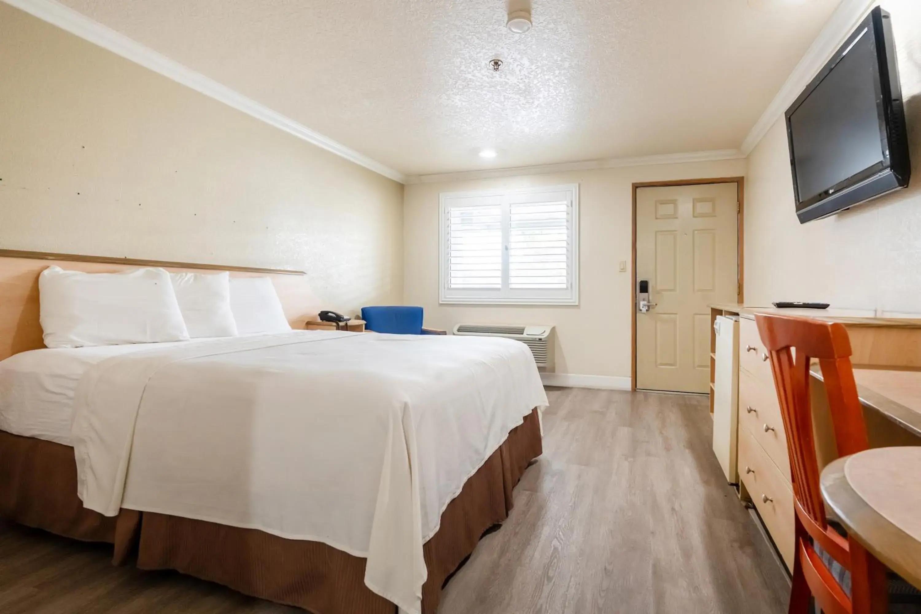 Bedroom, Bed in Budget Inn Corcoran Near Tulare CA 43 Bedroom, Bed in Budget Inn Corcoran Near Tulare CA 43