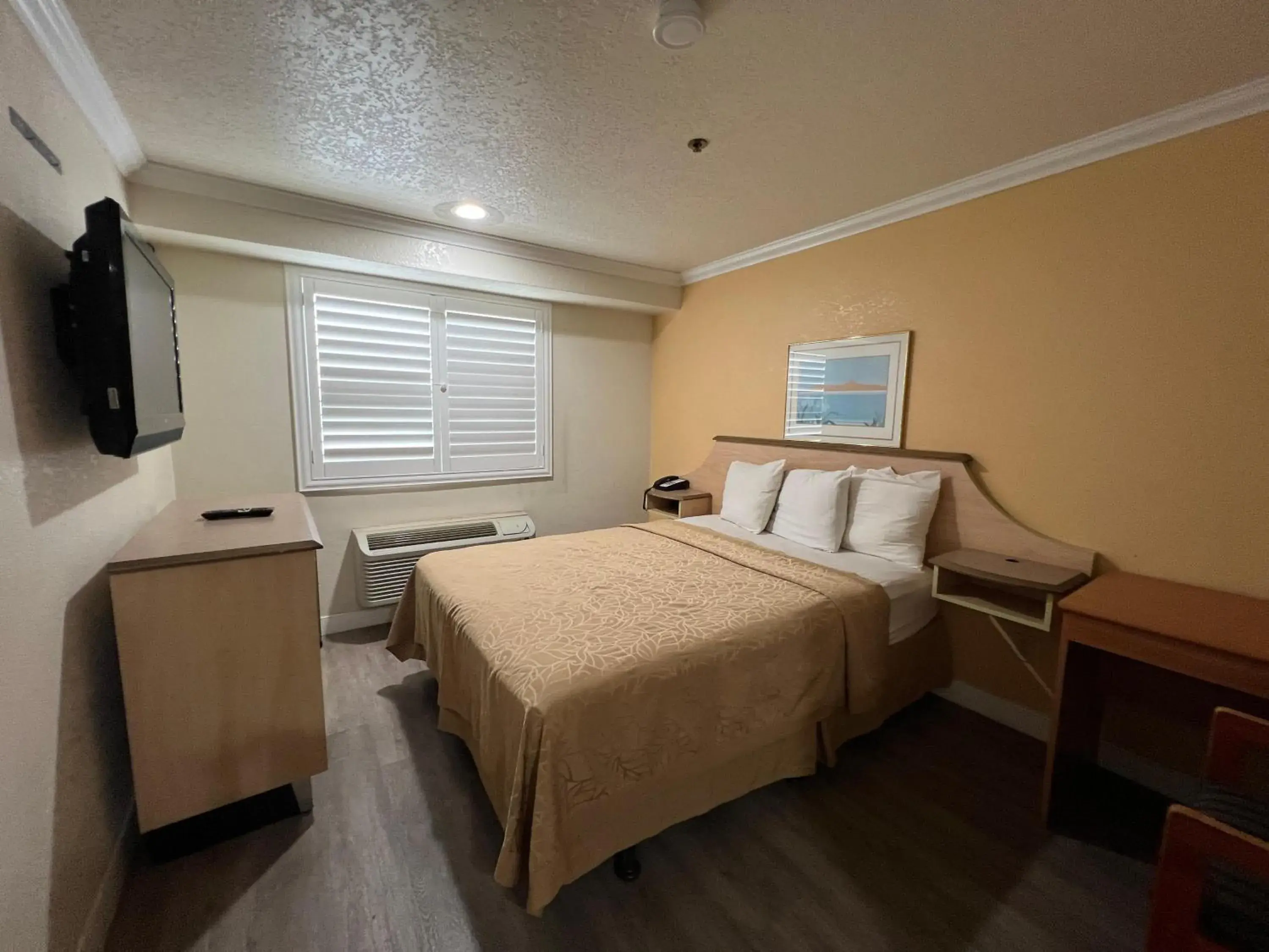 Bedroom, Bed in Budget Inn Corcoran Near Tulare CA 43 Bedroom, Bed in Budget Inn Corcoran Near Tulare CA 43