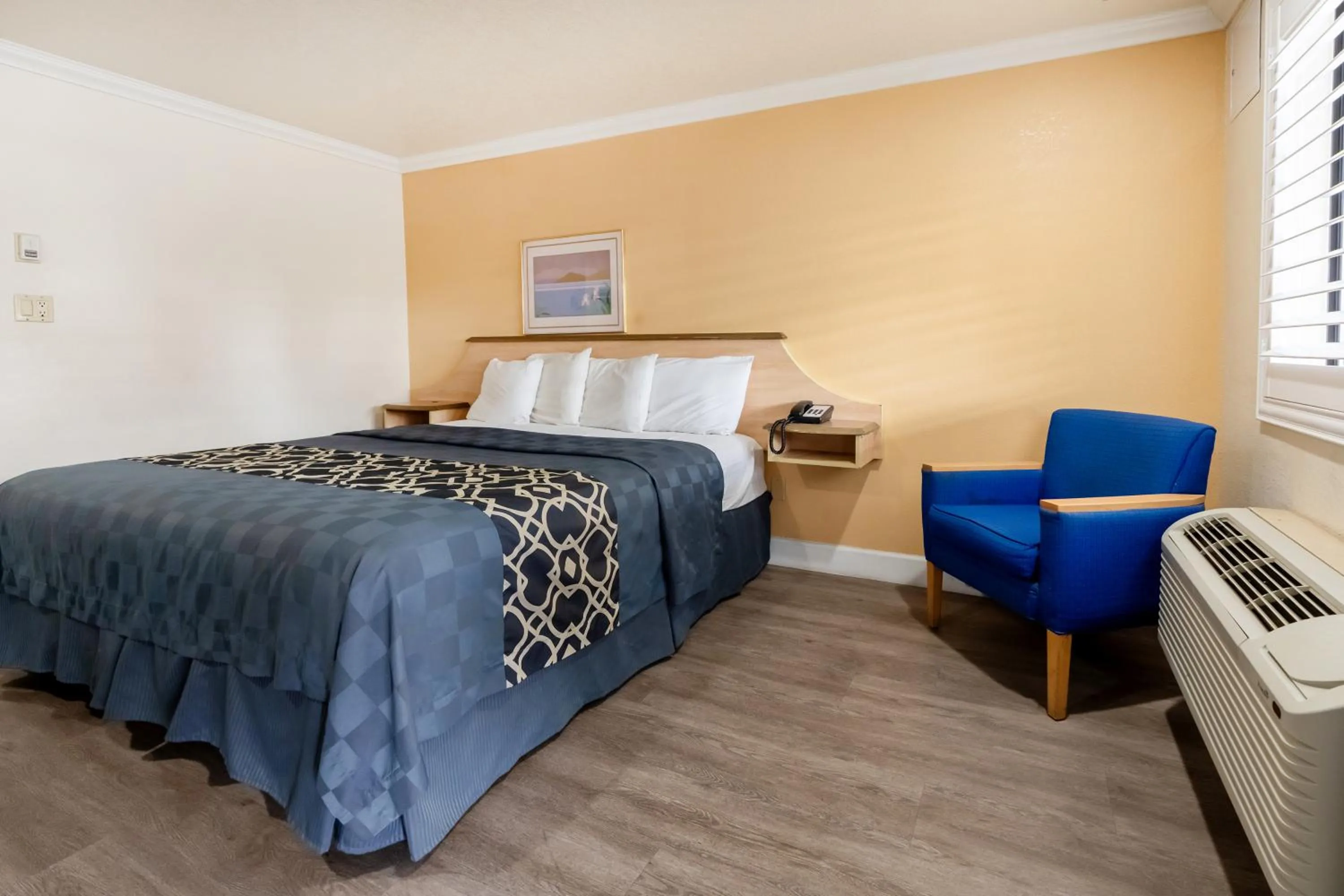 Bedroom, Bed in Budget Inn Corcoran Near Tulare CA 43