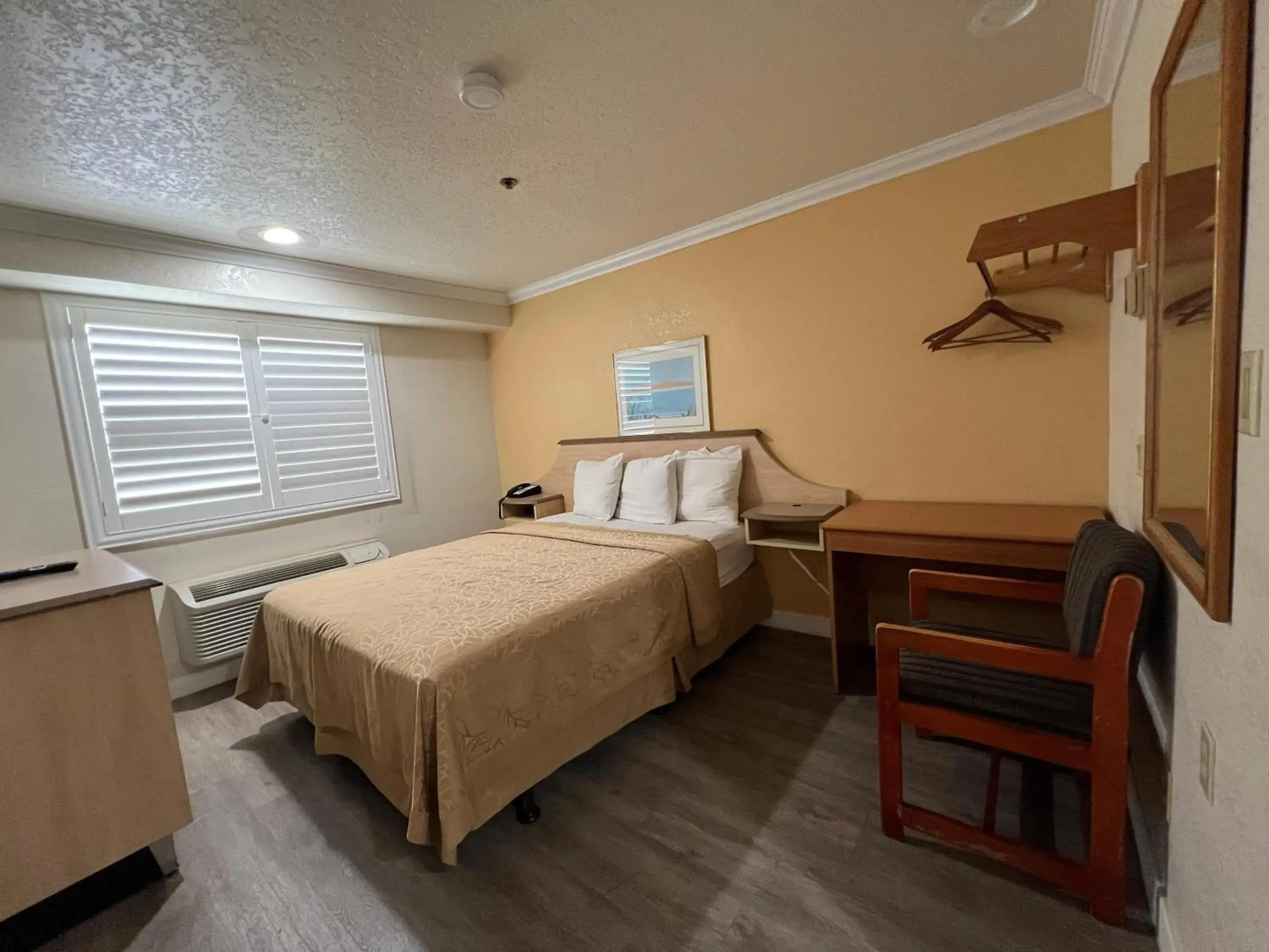 Bedroom, Bed in Budget Inn Corcoran Near Tulare CA 43 Bedroom, Bed in Budget Inn Corcoran Near Tulare CA 43