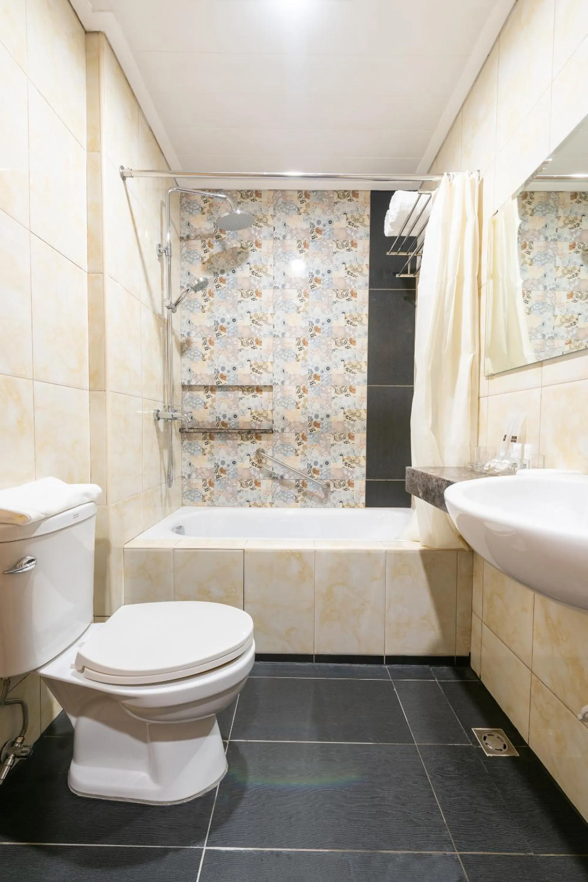 Bathroom in Bay Area Suites Manila