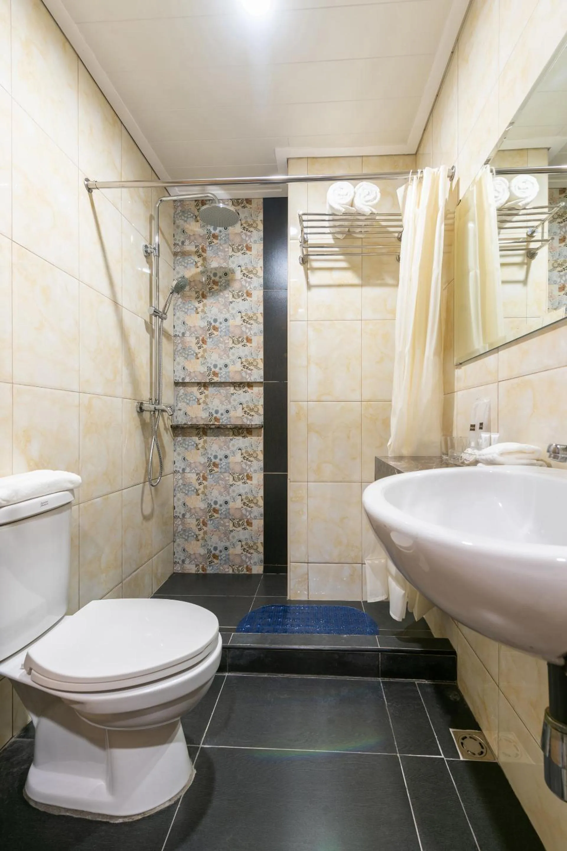 Bathroom in Bay Area Suites Manila