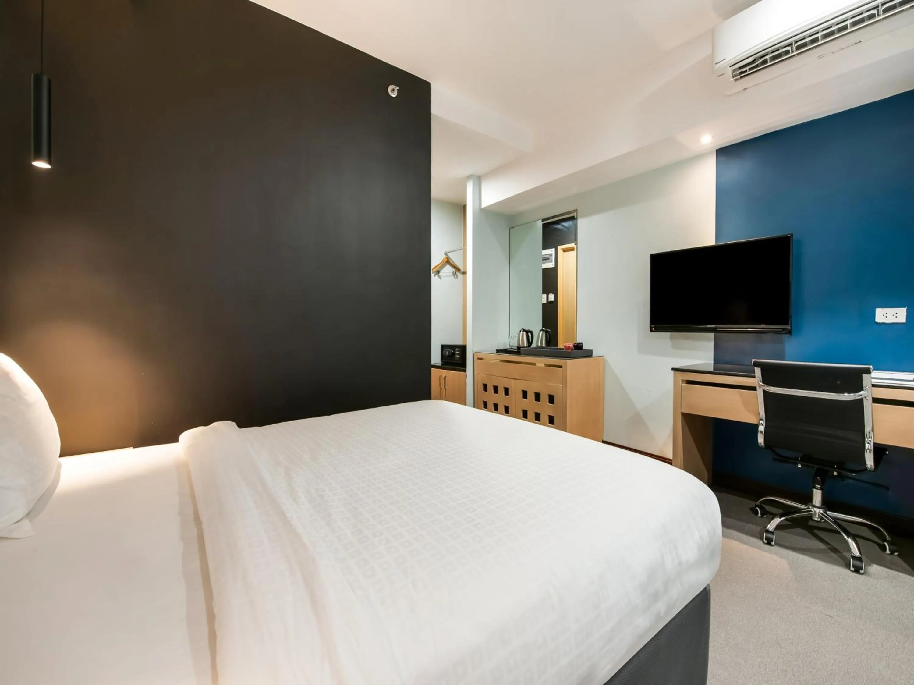 Bed in Bay Area Suites Manila