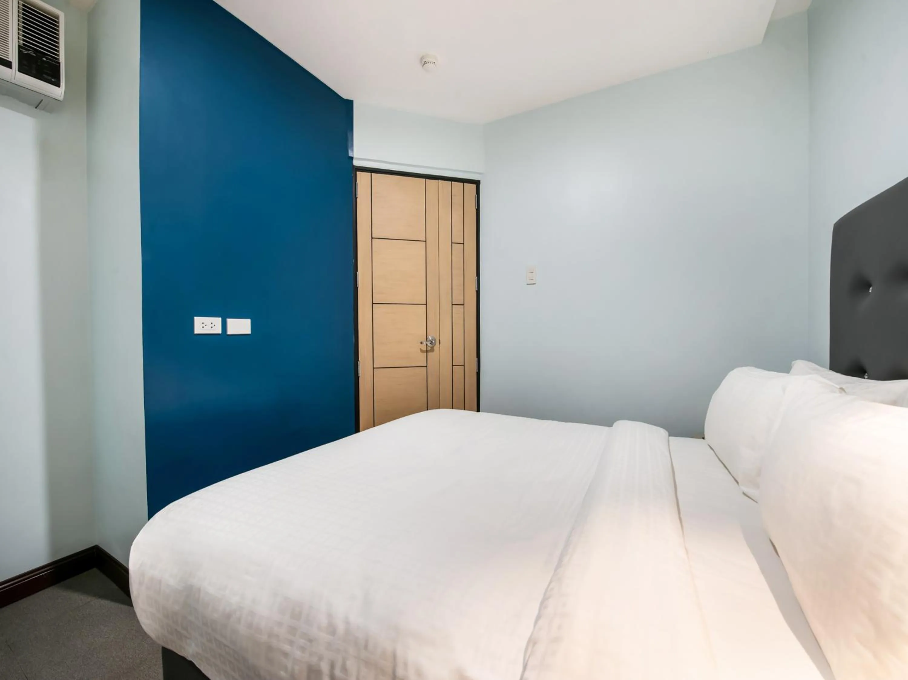 Bed in Bay Area Suites Manila