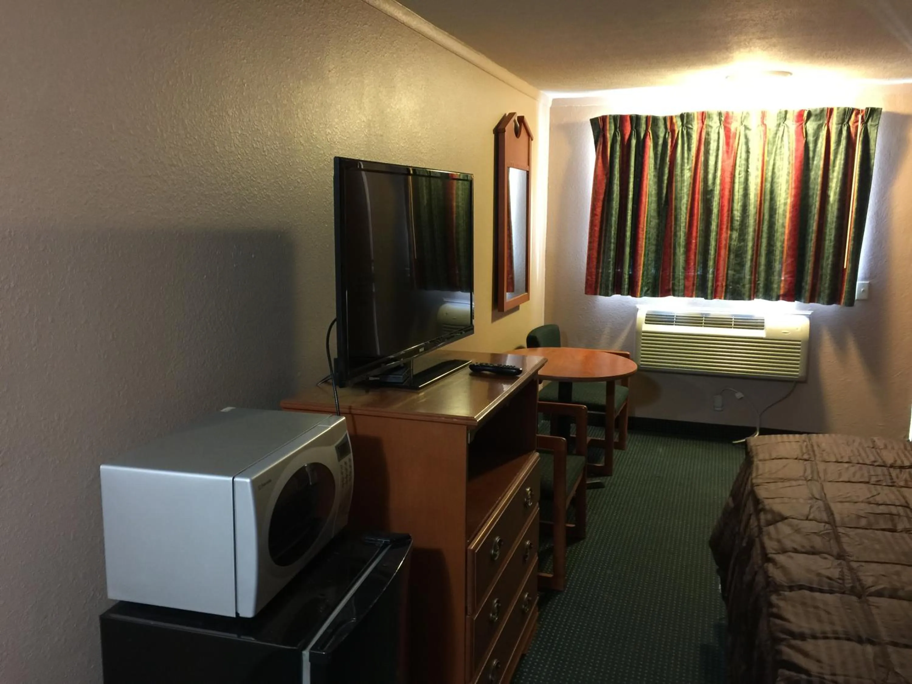 Decorative detail, Bed in Budget Inn - Saint Robert