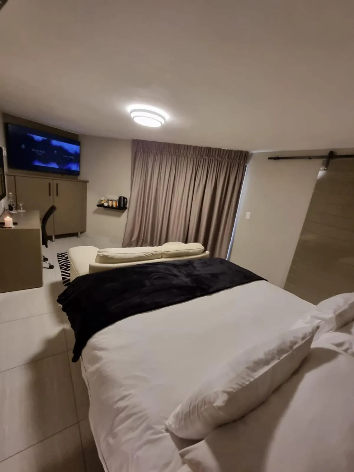 TV and multimedia, Bed in Weston Guest House Krugersdorp