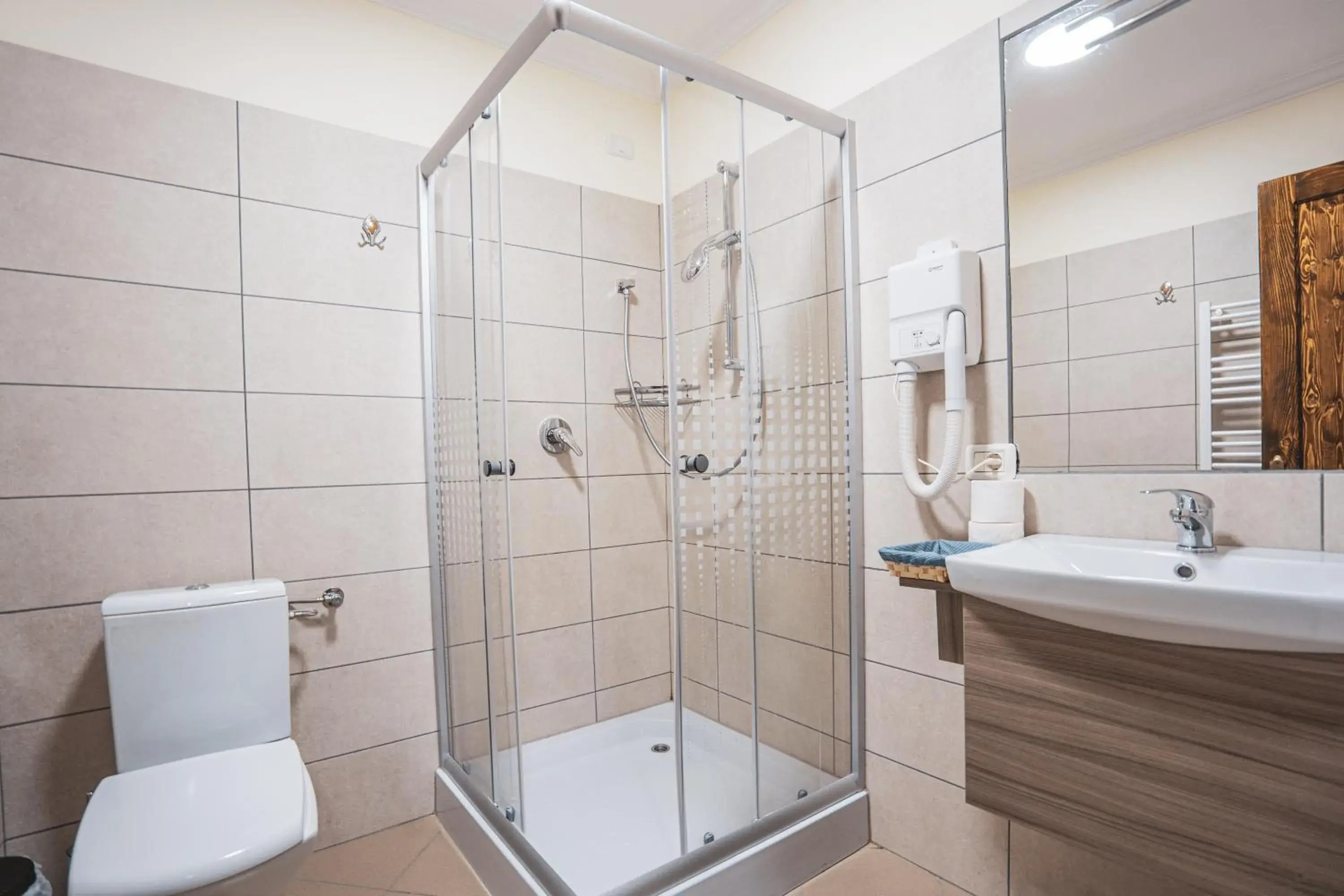 Quadruple Room with Shower in Hotel Rabbit Bran Quadruple Room with Shower in Hotel Rabbit Bran