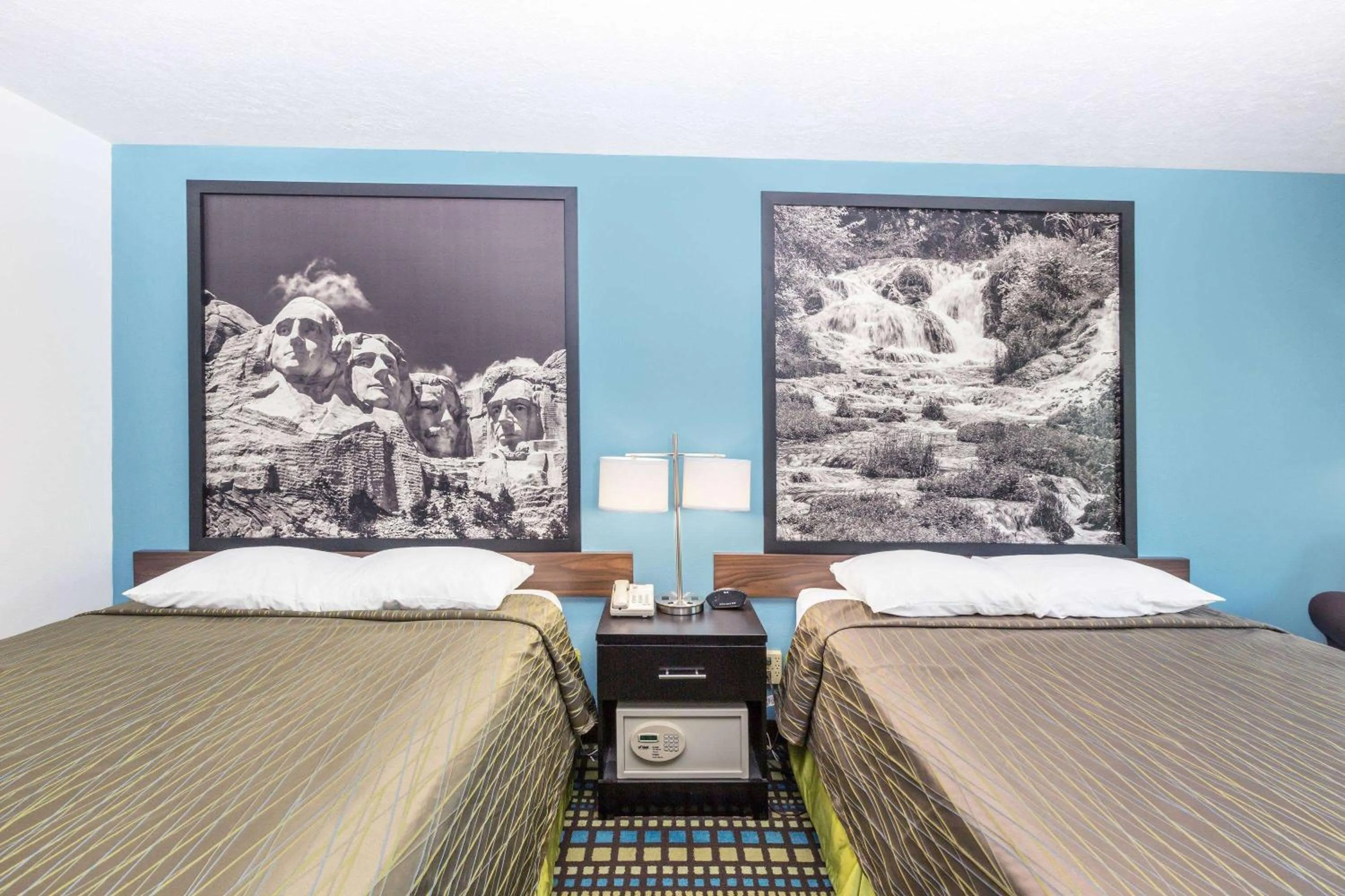 Photo of the whole room, Bed in Super 8 by Wyndham North Sioux City