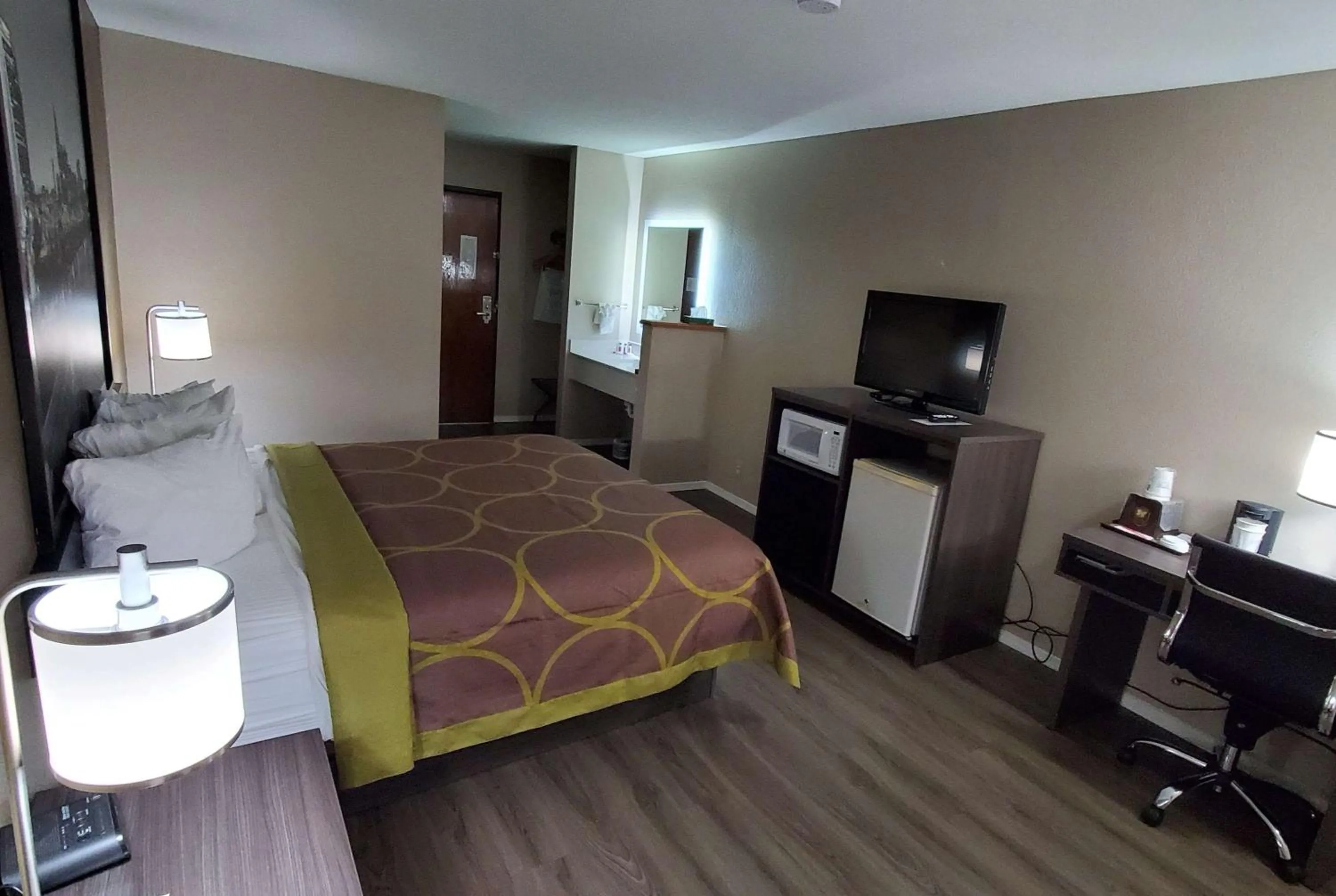 Photo of the whole room in Super 8 by Wyndham Paris