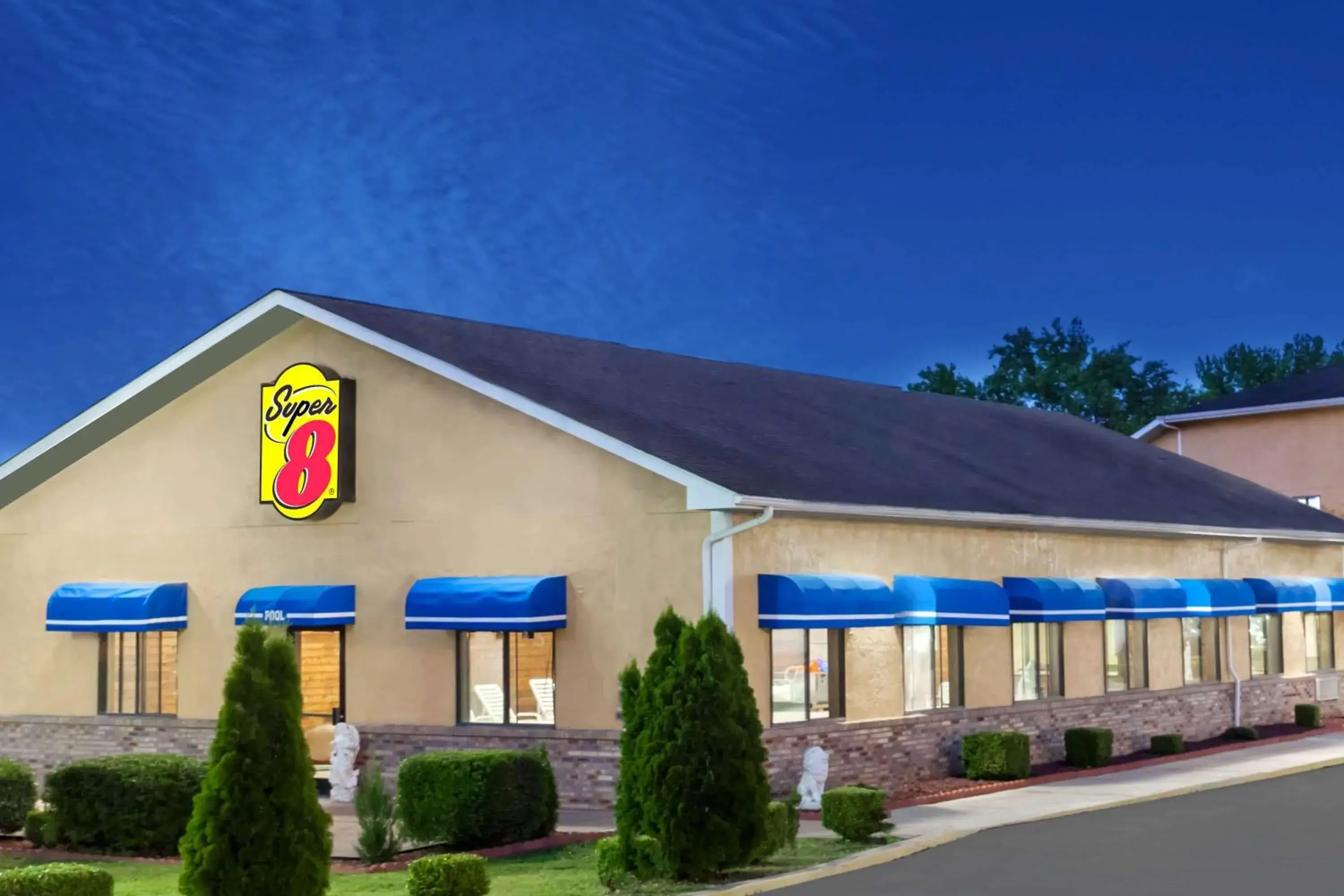 Property building in Super 8 by Wyndham Paris Property building in Super 8 by Wyndham Paris