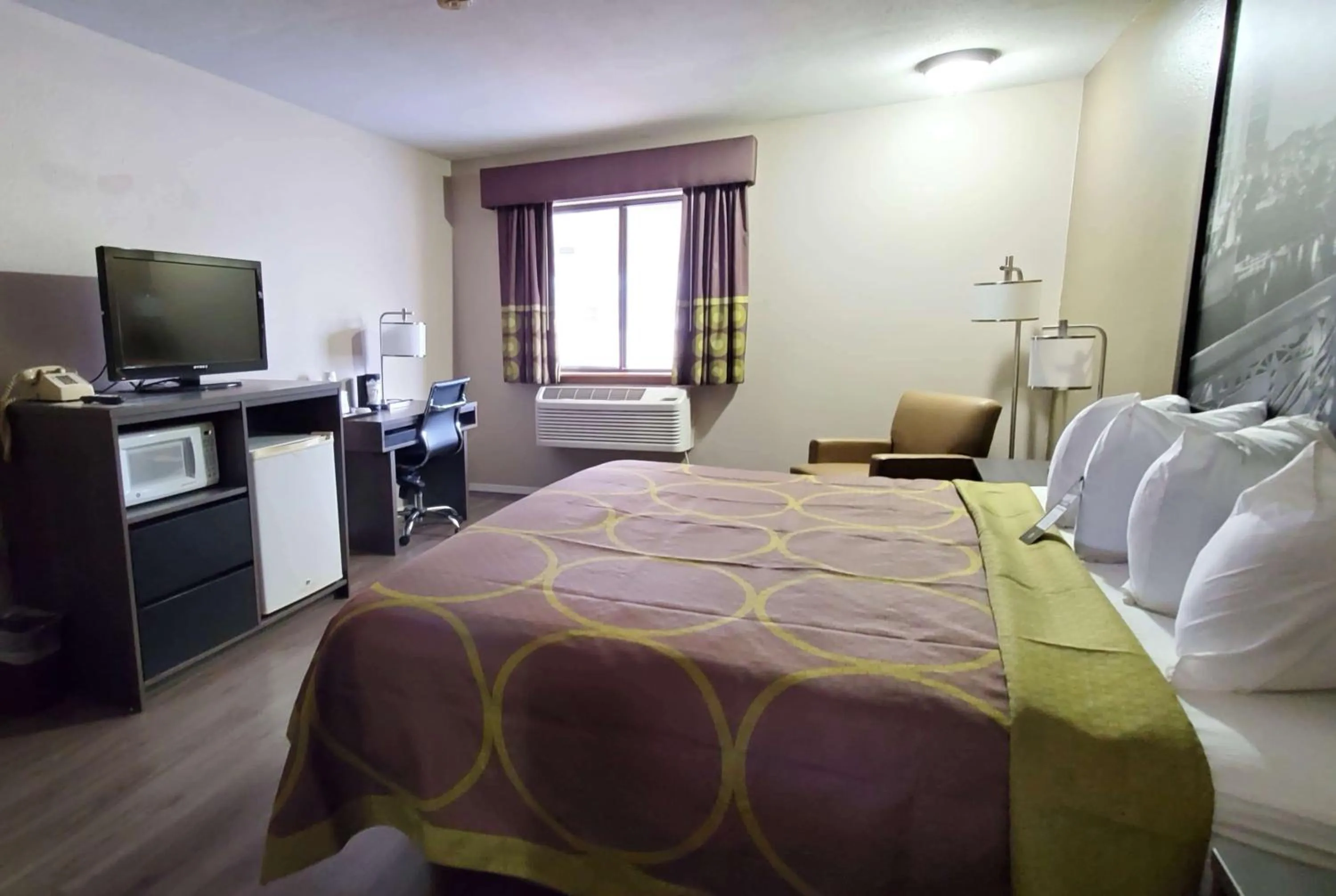 Photo of the whole room in Super 8 by Wyndham Paris