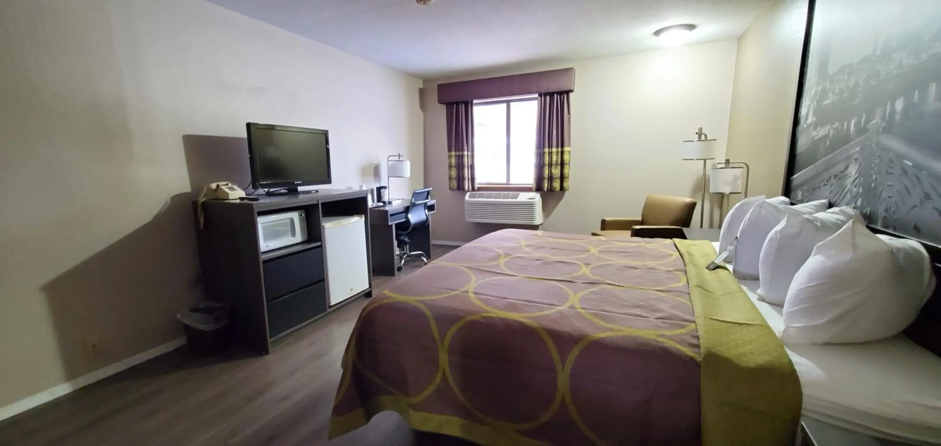 King Room - Non-Smoking in Super 8 by Wyndham Paris King Room - Non-Smoking in Super 8 by Wyndham Paris