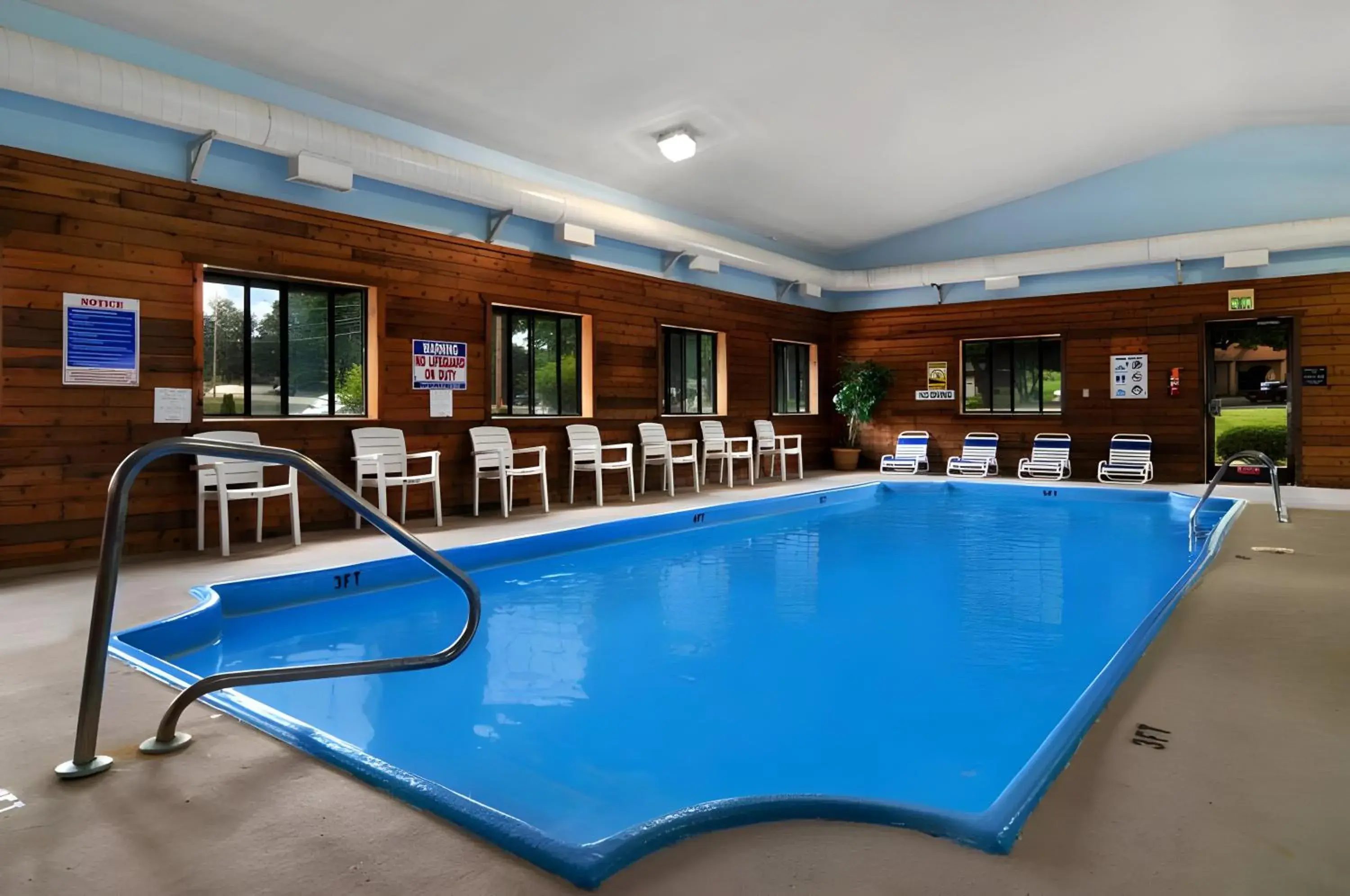 Swimming pool in Super 8 by Wyndham Paris Swimming pool in Super 8 by Wyndham Paris