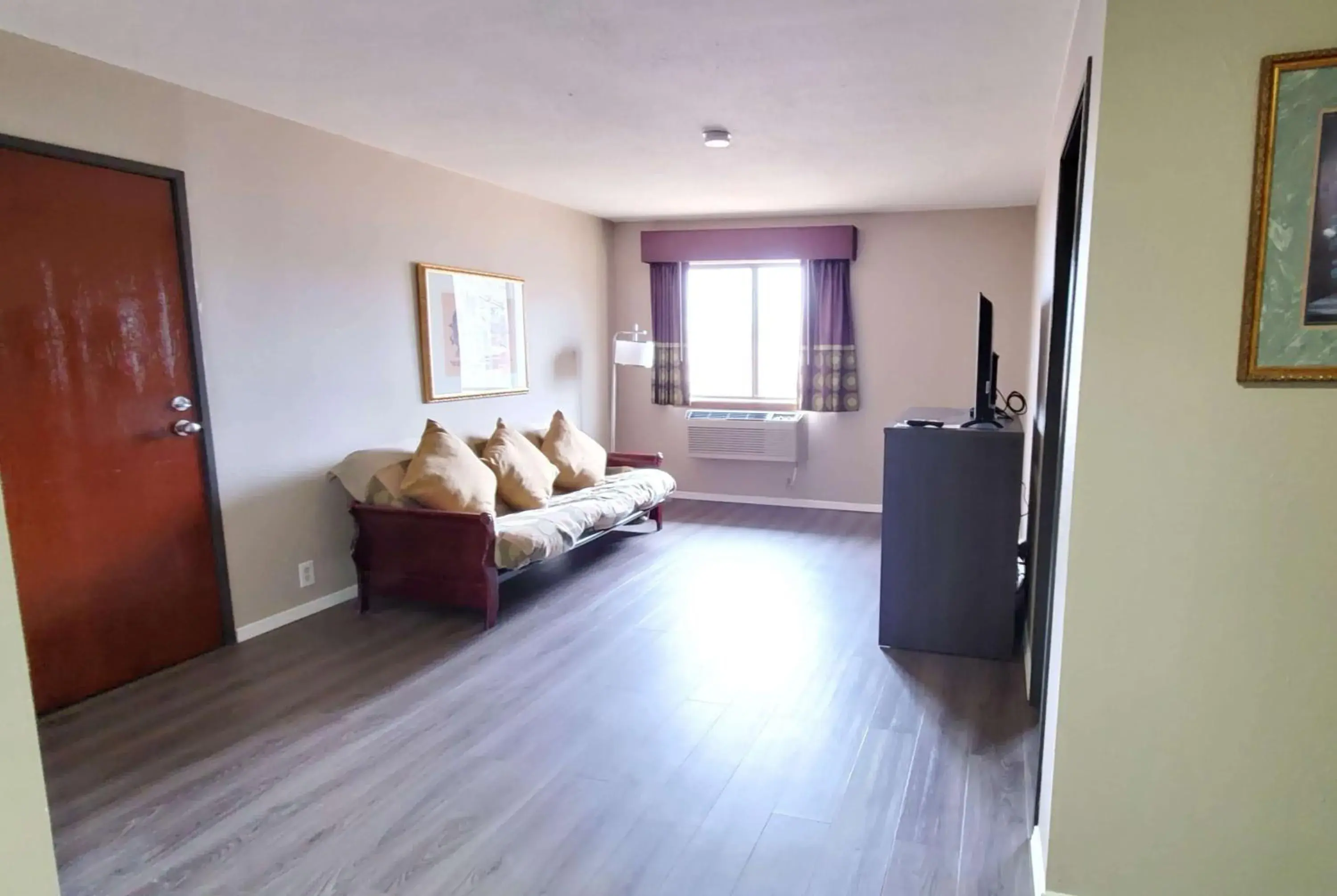 Photo of the whole room in Super 8 by Wyndham Paris Photo of the whole room in Super 8 by Wyndham Paris