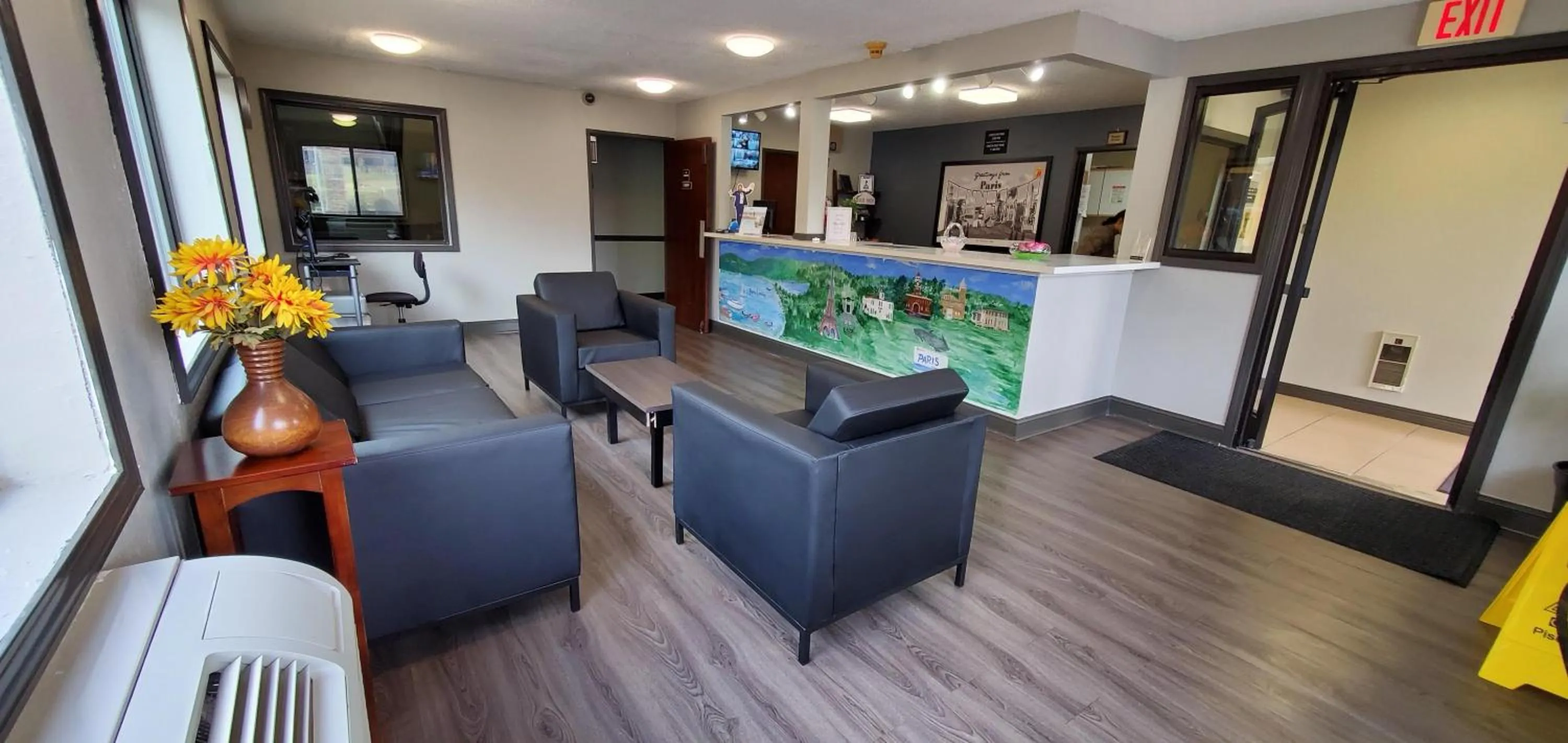 Lobby or reception in Super 8 by Wyndham Paris