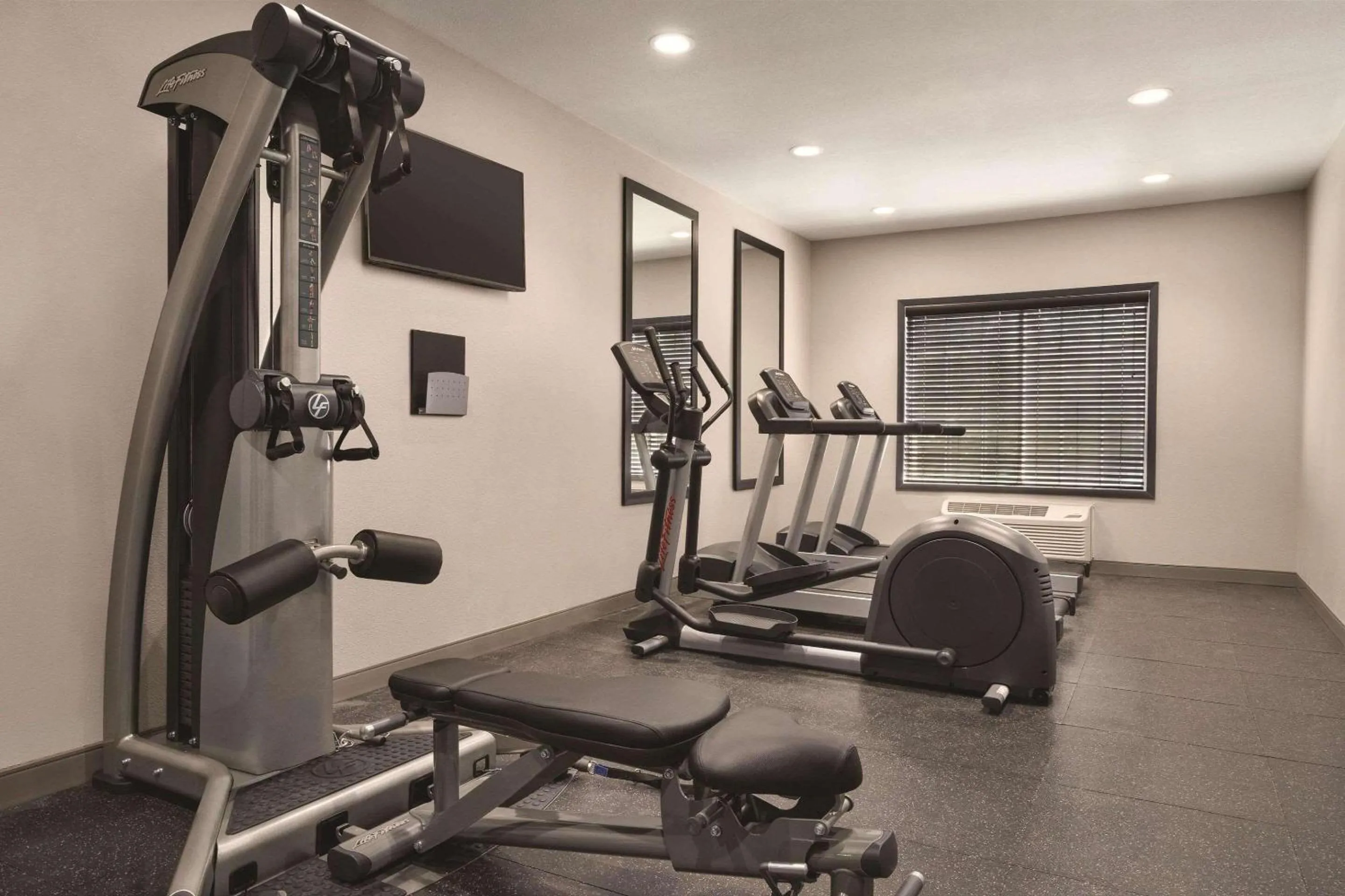Fitness centre/facilities in Country Inn & Suites by Radisson, Detroit Lakes, MN