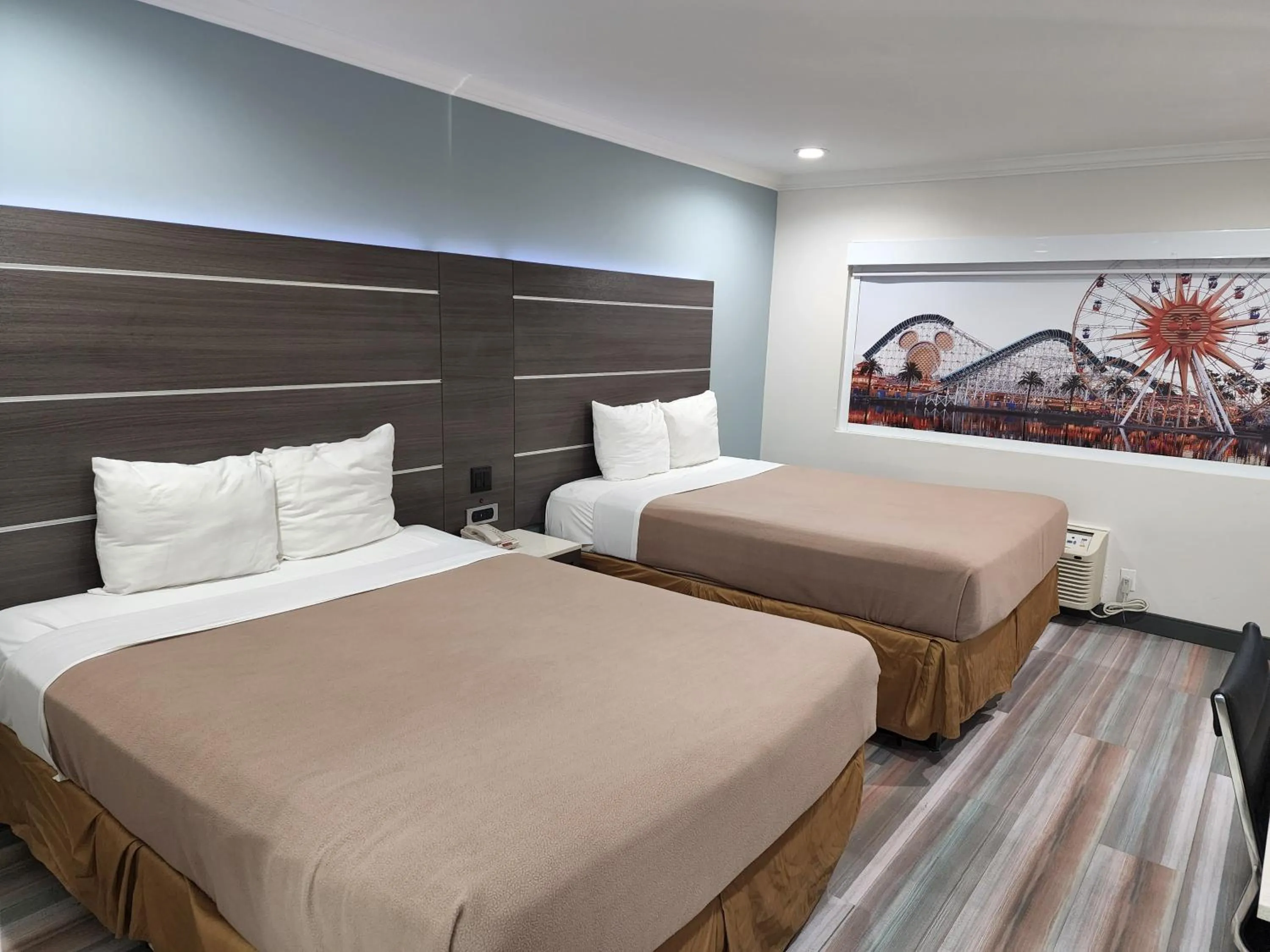Bed in Travelodge Inn & Suites by Wyndham Fullerton