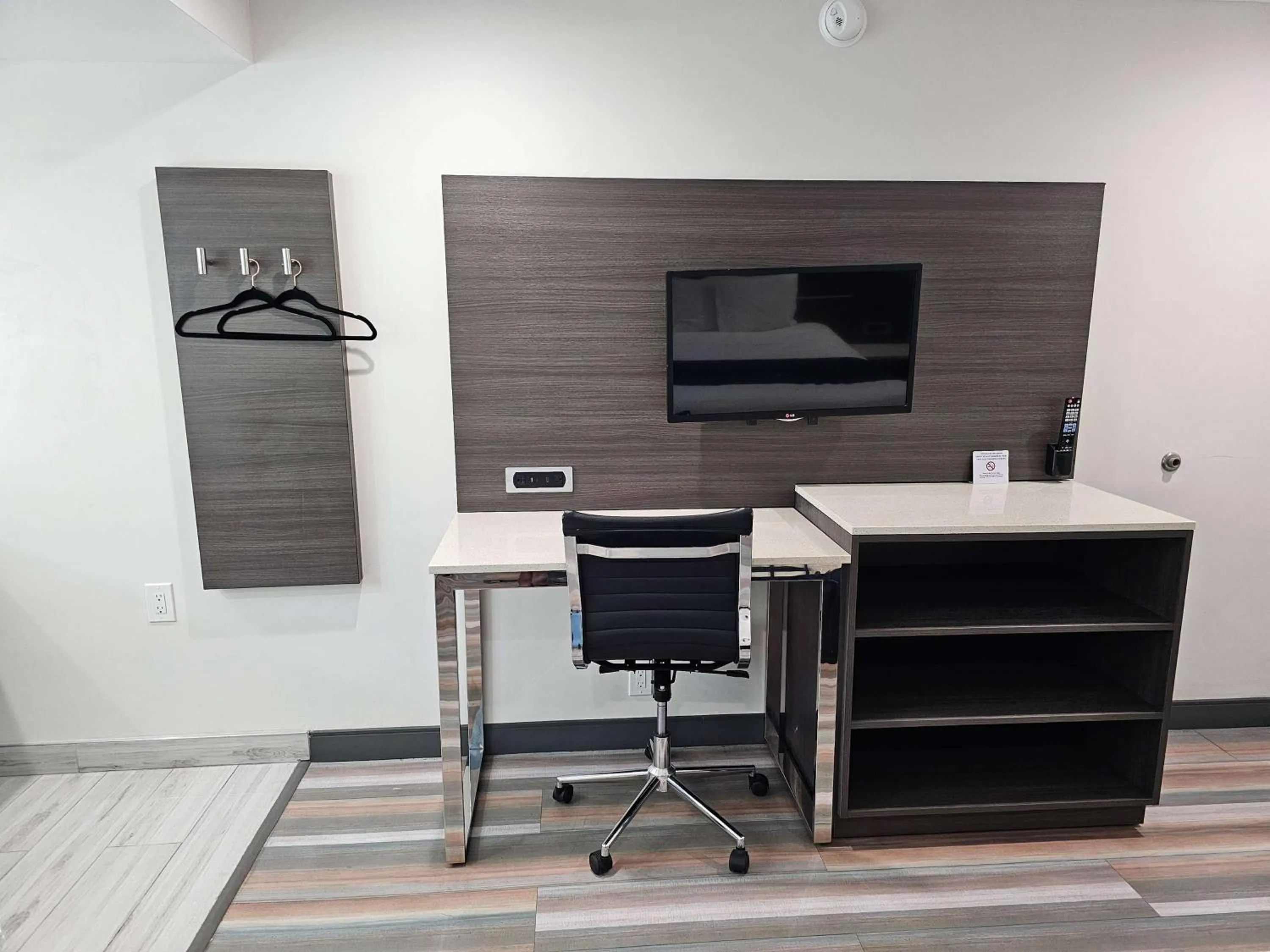 Photo of the whole room in Travelodge Inn & Suites by Wyndham Fullerton