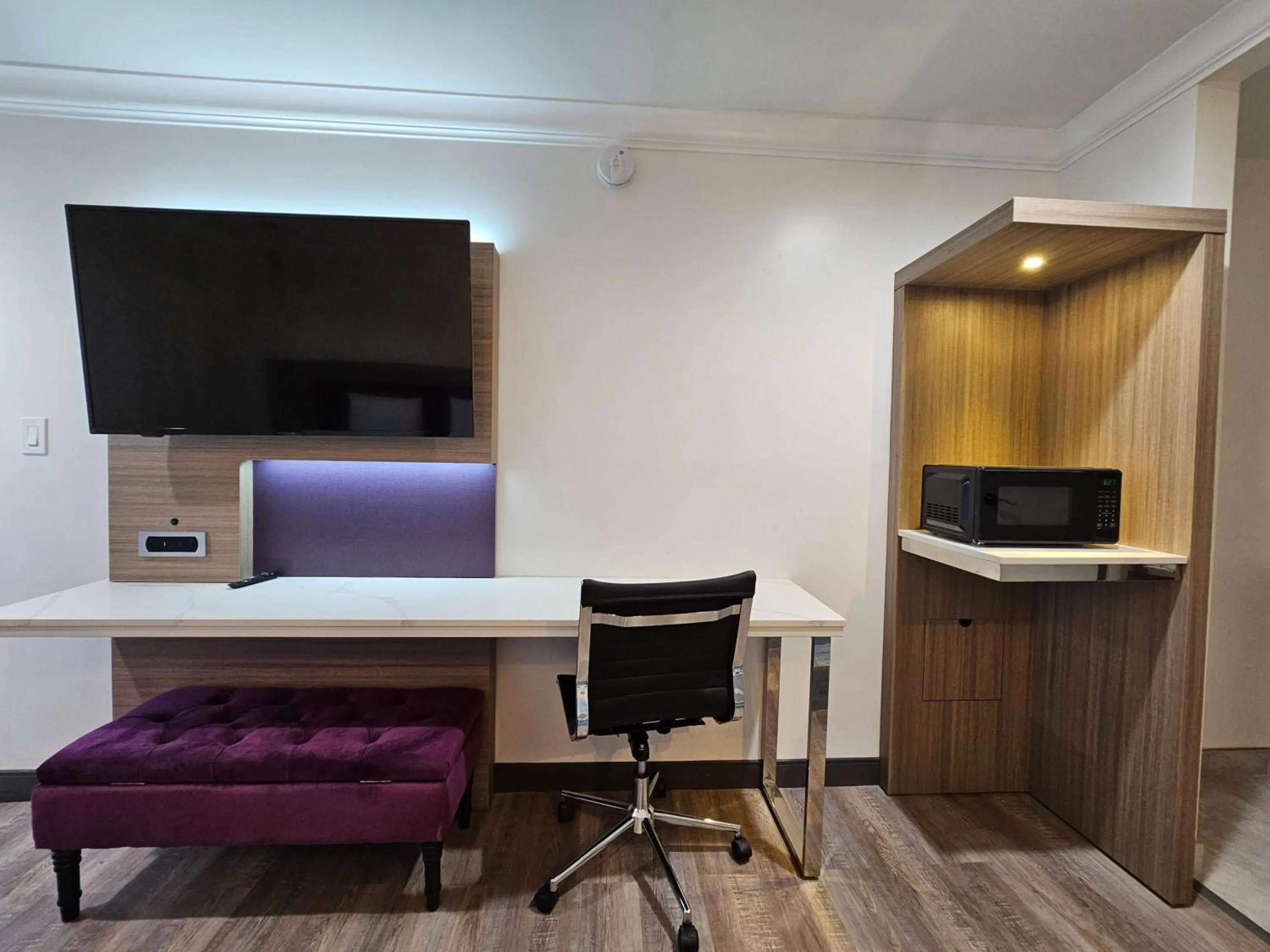 Photo of the whole room in Travelodge Inn & Suites by Wyndham Fullerton