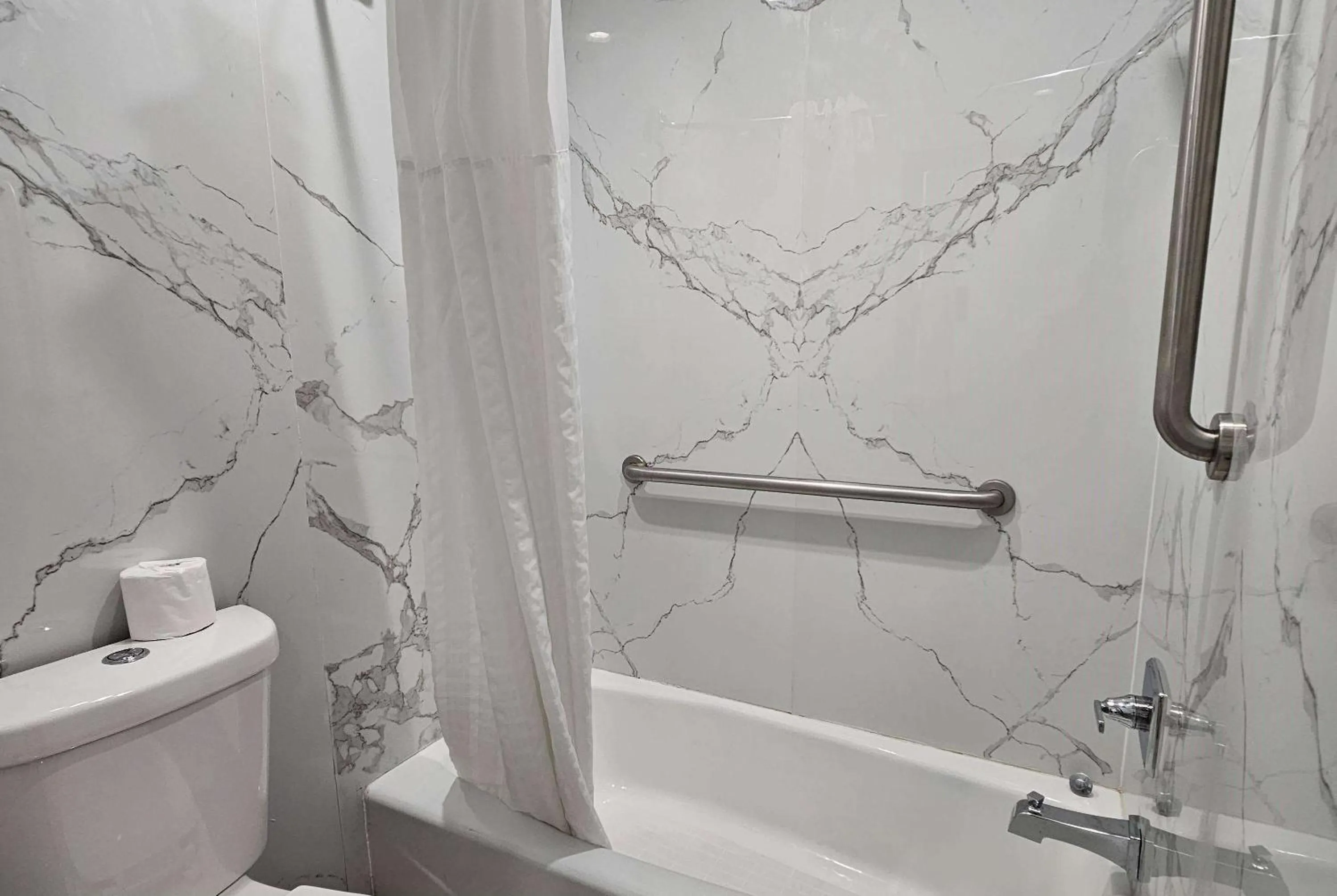 TV and multimedia in Travelodge Inn & Suites by Wyndham Fullerton