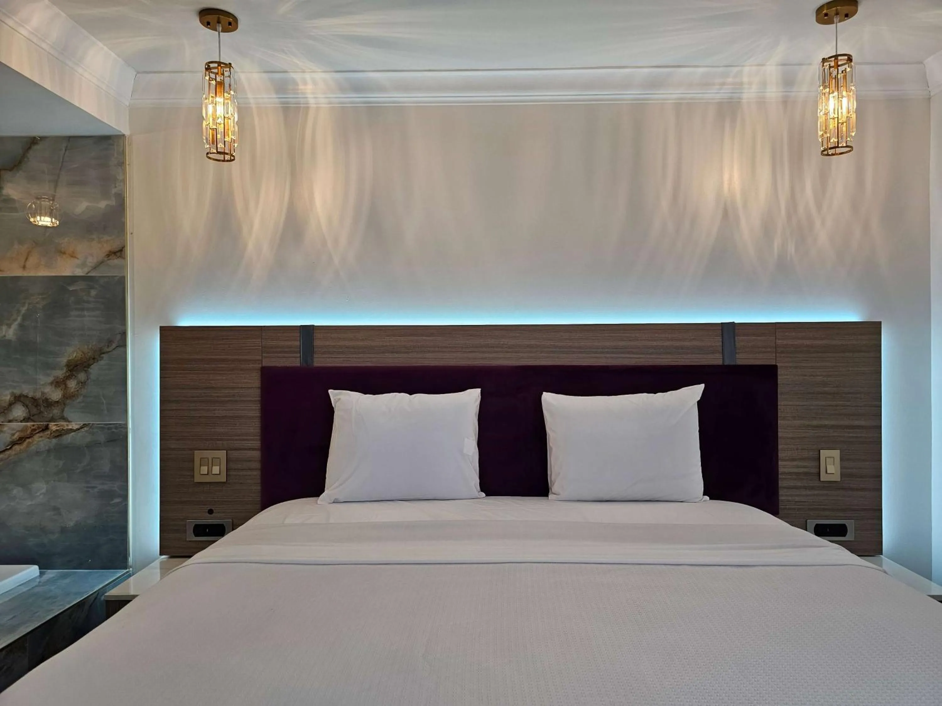 Photo of the whole room, Bed in Travelodge Inn & Suites by Wyndham Fullerton