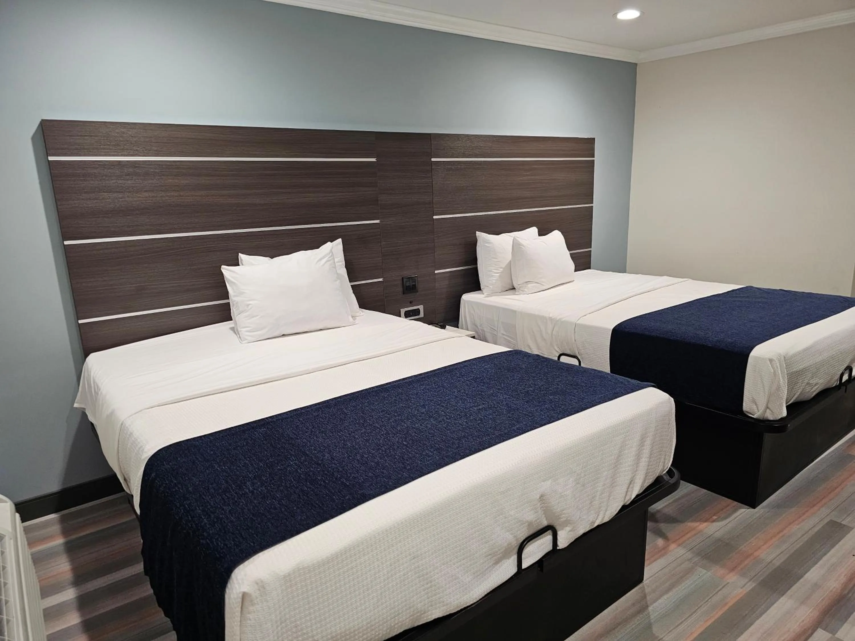 Bed in Travelodge Inn & Suites by Wyndham Fullerton
