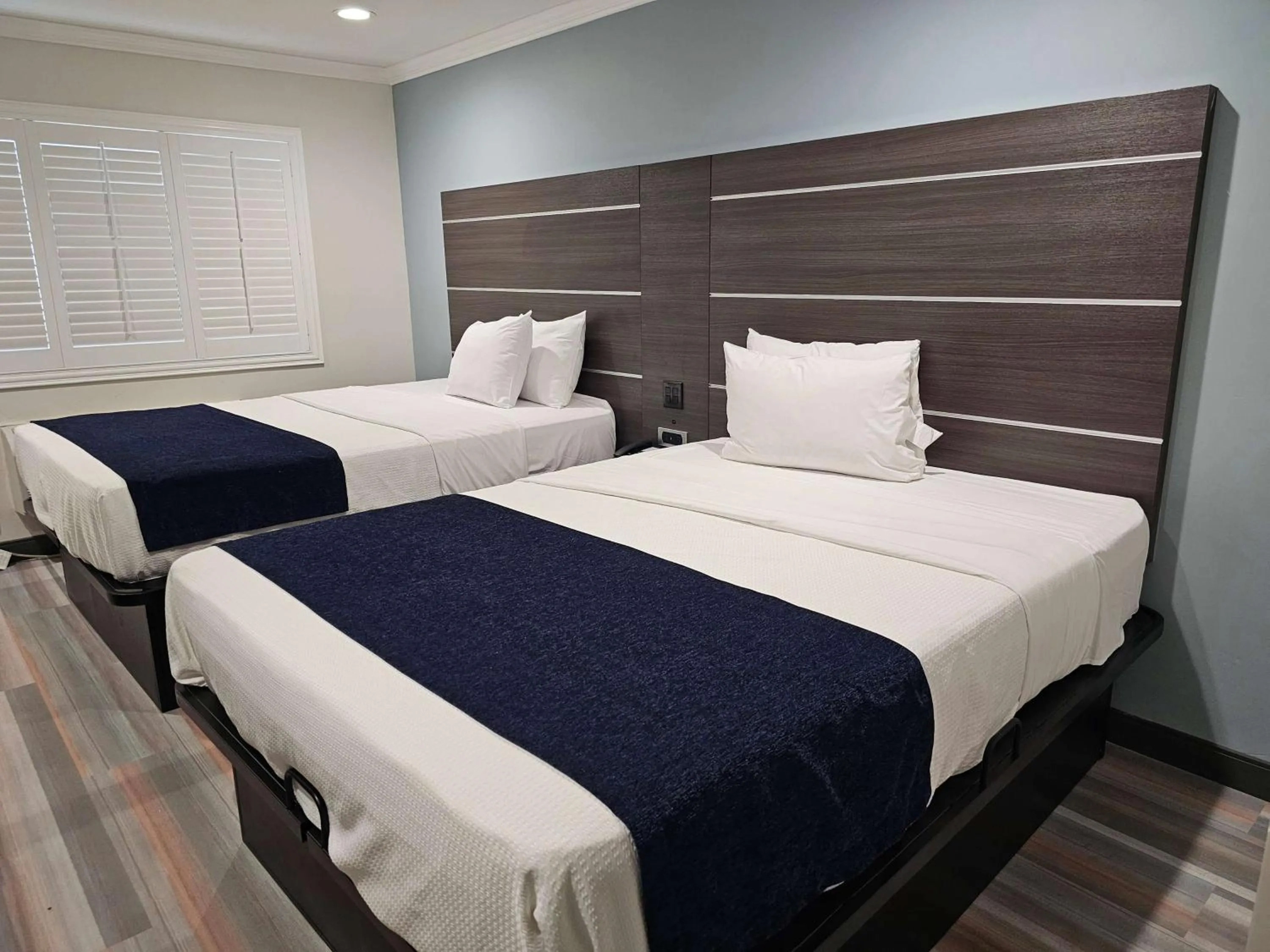 Photo of the whole room, Bed in Travelodge Inn & Suites by Wyndham Fullerton
