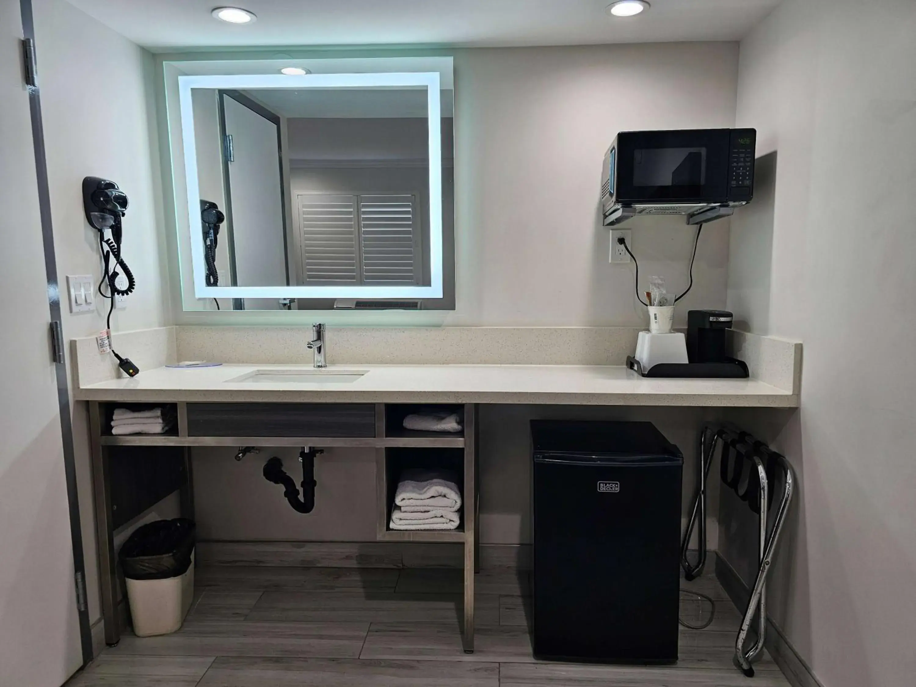 TV and multimedia in Travelodge Inn & Suites by Wyndham Fullerton TV and multimedia in Travelodge Inn & Suites by Wyndham Fullerton