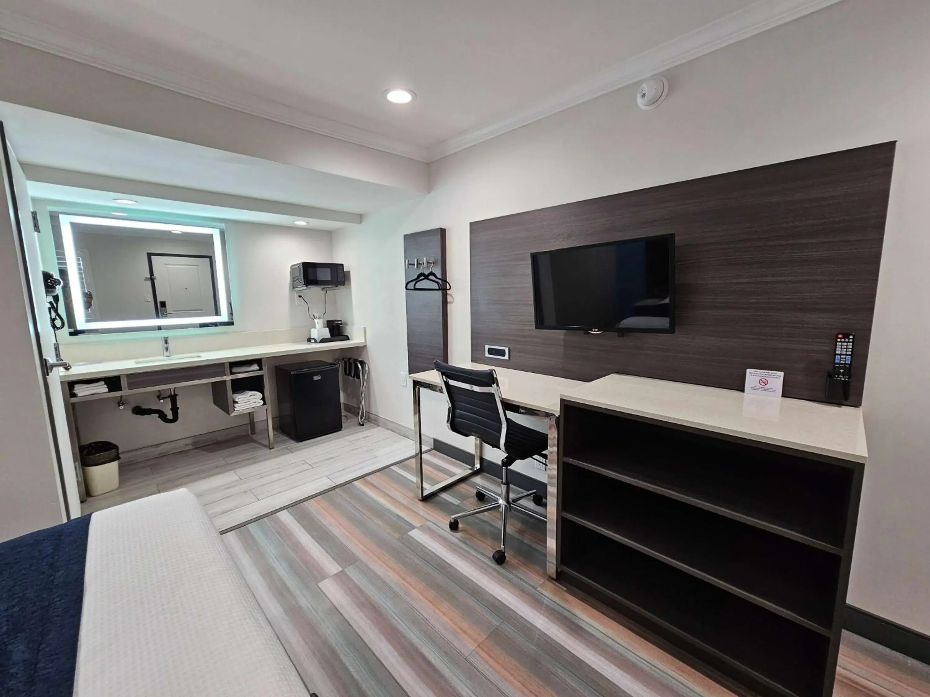 Photo of the whole room in Travelodge Inn & Suites by Wyndham Fullerton Photo of the whole room in Travelodge Inn & Suites by Wyndham Fullerton