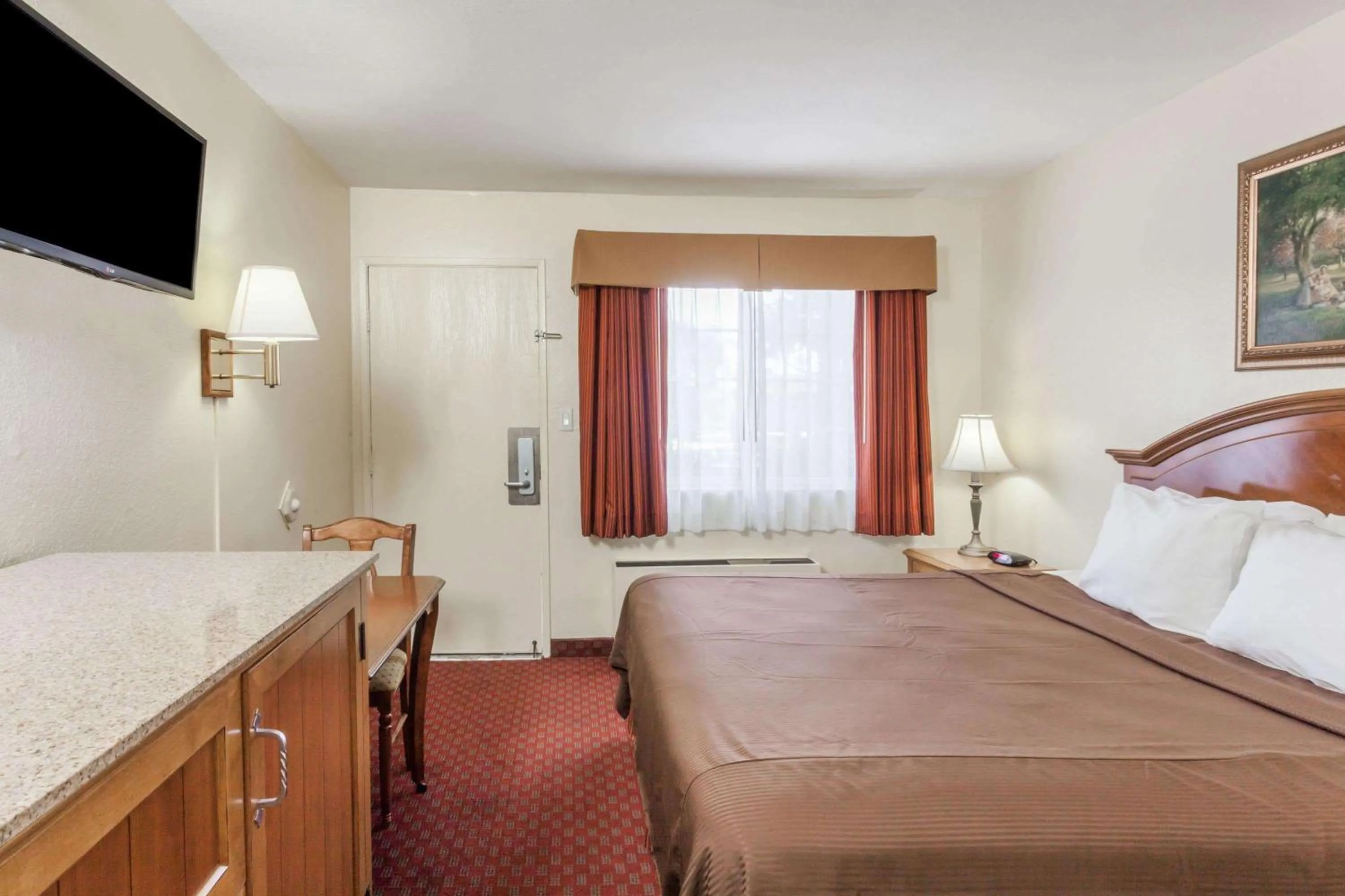 Photo of the whole room, Bed in Travelodge Inn & Suites by Wyndham Fullerton