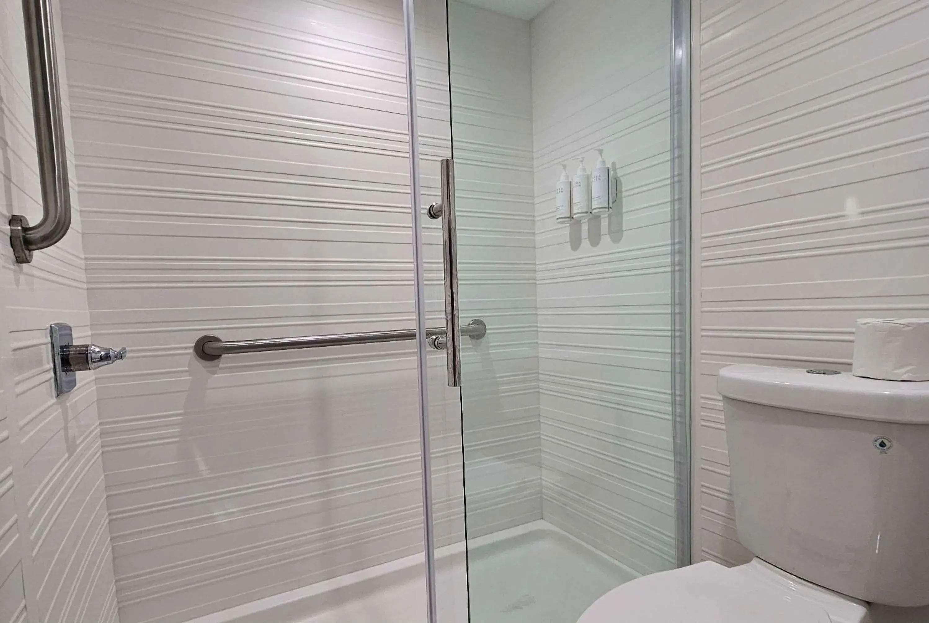 TV and multimedia in Travelodge Inn & Suites by Wyndham Fullerton TV and multimedia in Travelodge Inn & Suites by Wyndham Fullerton