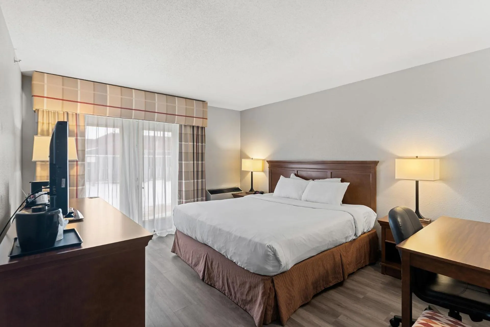 Bed in Country Inn & Suites by Radisson, Saskatoon, SK