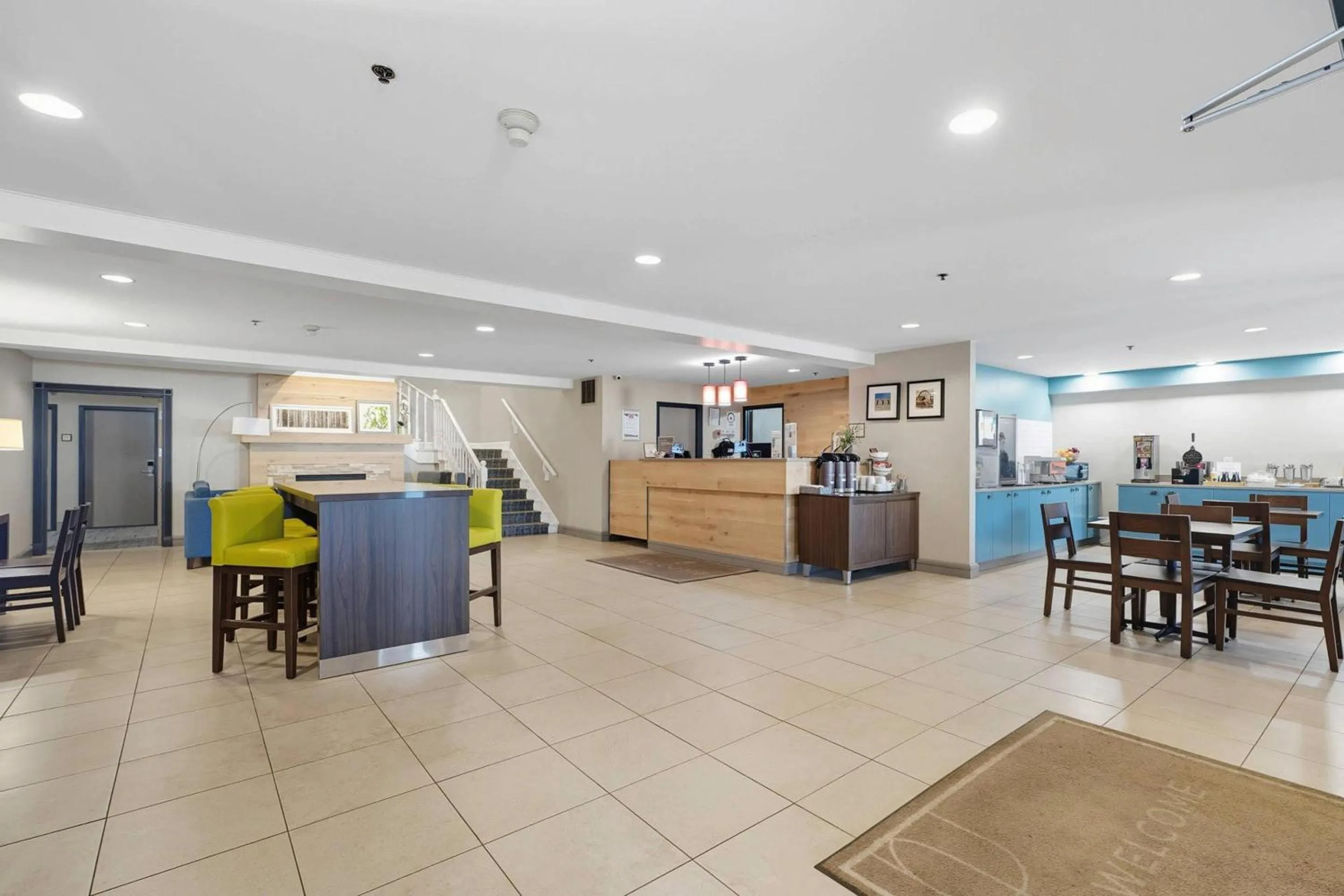 Lobby or reception in Country Inn & Suites by Radisson, Saskatoon, SK